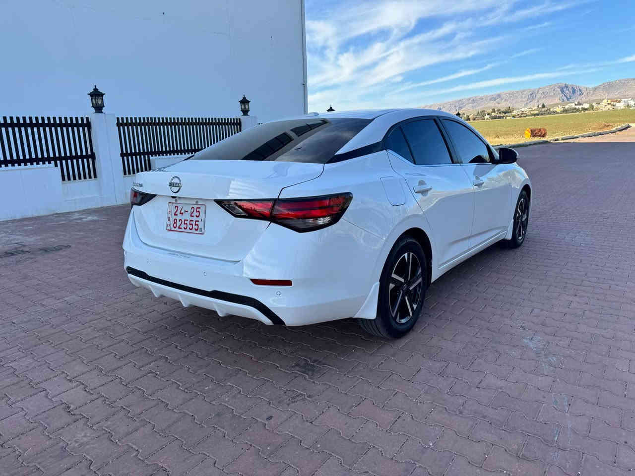 نيسان سنترا موديل 2025 موصفات Sv 
كشنات هيتر و ستران هيتر و تشغيل على بعد و رادارت امامي و جنبي ماشي 3 الف ضرر بس بولند بدون دوخل ايربك بس ستران بدون اي تعديل و بقصات شرط سعر 145$ مجال مكان سياره عقره رقم تلفون وتساب و كورك *********** دهوك, العراق
