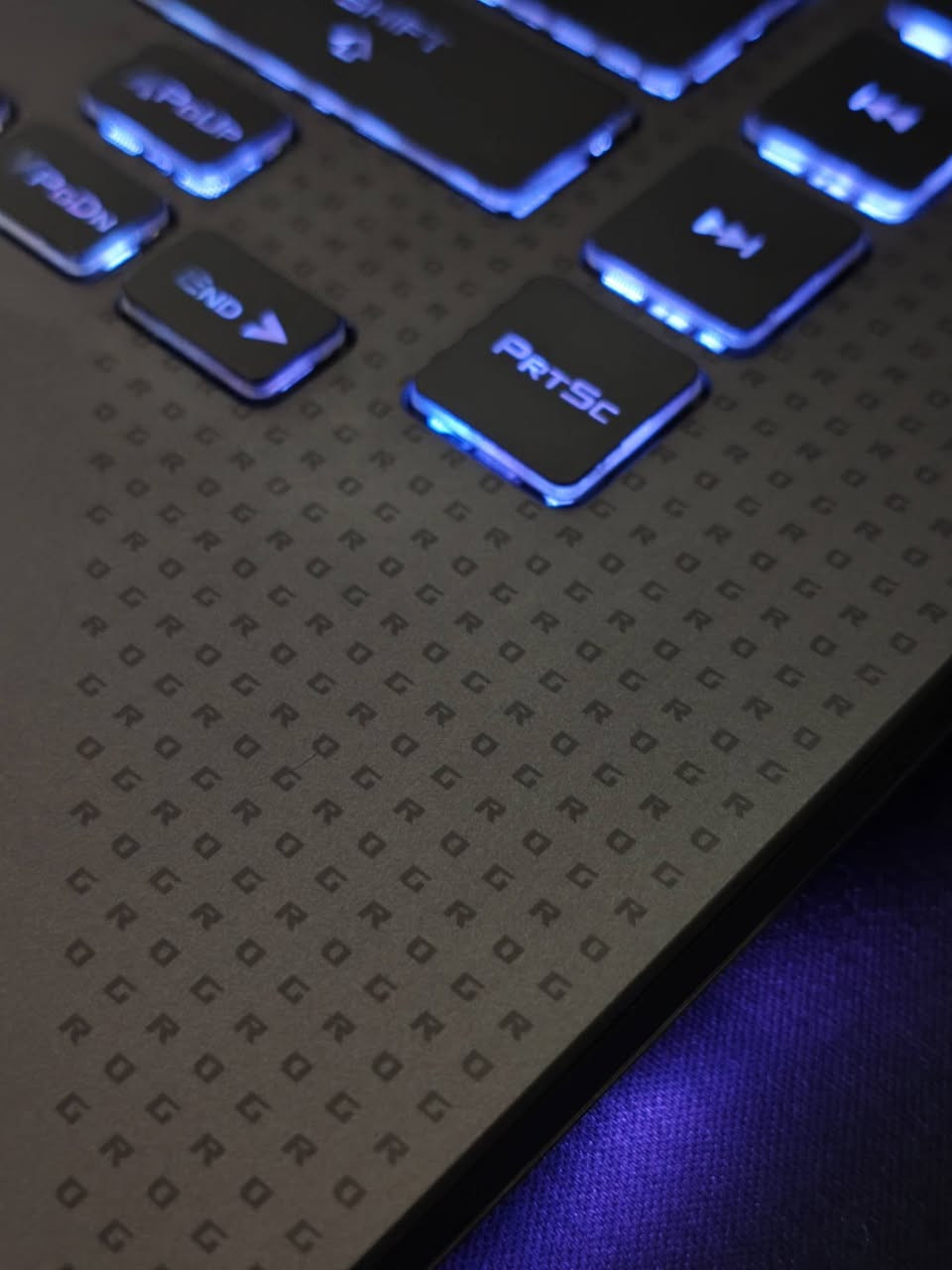 للبيع لابتوب كيمنك ASUS ROG Strix G513IE بحالة الوكالة | كامل ملحقاته .
الجهاز بحالة ممتازة (نظافة 100%، بدون أي خدش أو أثر استخدام). الجهاز چان مخصص للبرمجة والدراسة الجامعية فقط، يعني ما متعرض لأي ضغط حراري أو استخدامات قوية.

مواصفات الجهاز:
المعالج : Ryzen 7 - 4800h 

الرامات : 16GB , قابلة للتطوير

كرت الشاشة : Nvidia RTX 3050 Ti (4GB)

التخزين : 512GB SSD

الشاشة :  144Hz , حجم 15.6

الملحقات : الشاحن الاصلي (بقدرة 200W) ، والكارتونة مال جهاز + WINDOWS 11 PRO

ملاحظة اخوان ، الجهاز من اشتريته مفعل عليه وضع حماية البطارية ، يعني بطاريته بحالة جيدة جدًا.

السعر : 900 ألف.

العنوان : بغداد.


**إذا كنت صاحب هذا الإعلان وتريد حذفه لأي سبب، رجاءا أرسل رسالة إلى الدعم الفني**