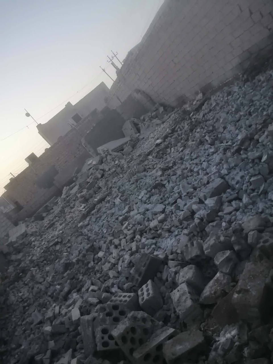 السلام عليكم.. 
مكلف بالنشر.. 

قطعة للبيع المساحة 200 حي الحسين ع (حي العدس) شارع ابو احسان مقابل محل جواد العميري للتواصل والاستفسار الاتصال على الرقم 

***********
