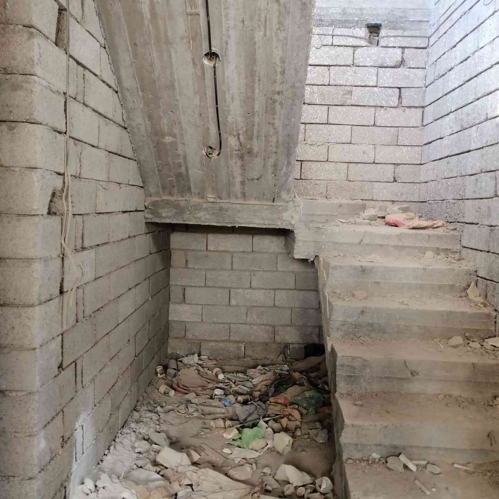 دار للبيع في مجمع Golden Villas خلف مجمع بيتي
دار جديد بناء حديث مساحة ٢٠٠ متر طابقين مقابل حديقة ومتنزه يتكون من ٣ غرف نوم كبيرة وهول ومطبخ و ٤ مجموعات صحية وحمامات وگراج وحديقة بناء وتعديل مكتب هندسي تغليف واجهة مرمر سطح طابقين شتايگر وفوم أساس رفت وبادلو بارتفاع ٤٠ سم خلاطات وحمامات دفن وتعليق ماركة Grohe... المجمع متكامل الخدمات من شوارع تبليط وأرصفة ومجاري وانارة... . المتبقي البياض وسيراميك الارضيات والابواب الداخلية.. السعر الملوب ١٣٥ مليون دينار... لاتصال ***********
