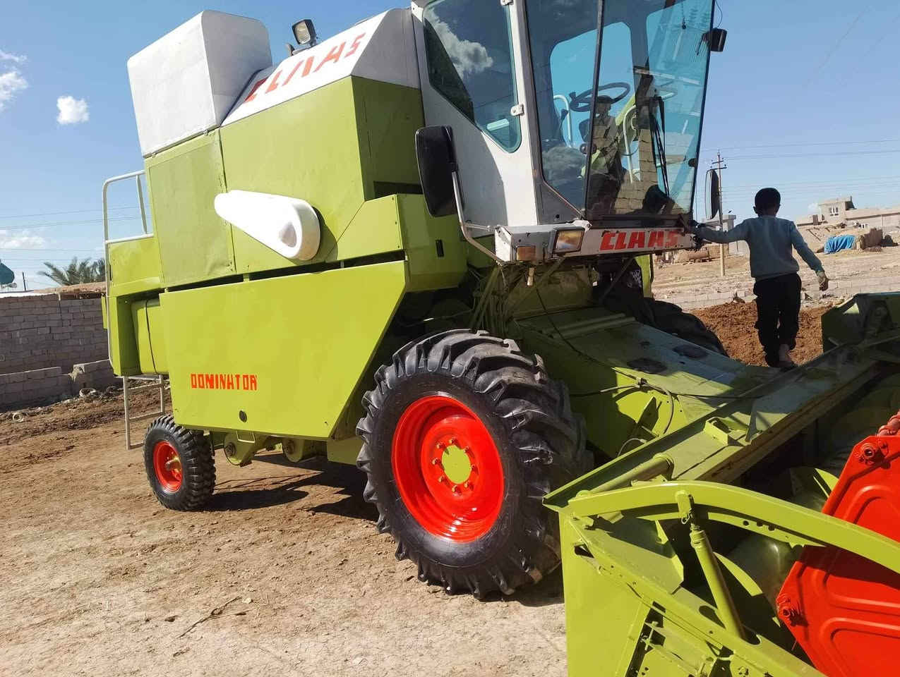 حاصده للبيع موديل 2013  جاهزه للحصاد تبريد شغال محرك بيركز مكان كركوك  الرقم ***********
