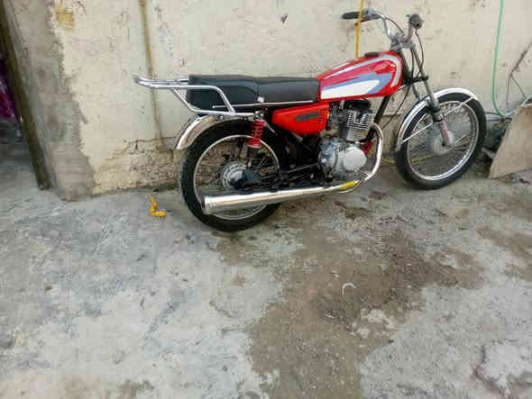 السلام عليكم دراجة إيراني ٤ گير للبيع أو مراوس بأيشي الدراجة حلوه ونضيف مثل ما موضح بالصور 
مكاني بغداد الحسينيه ***********
