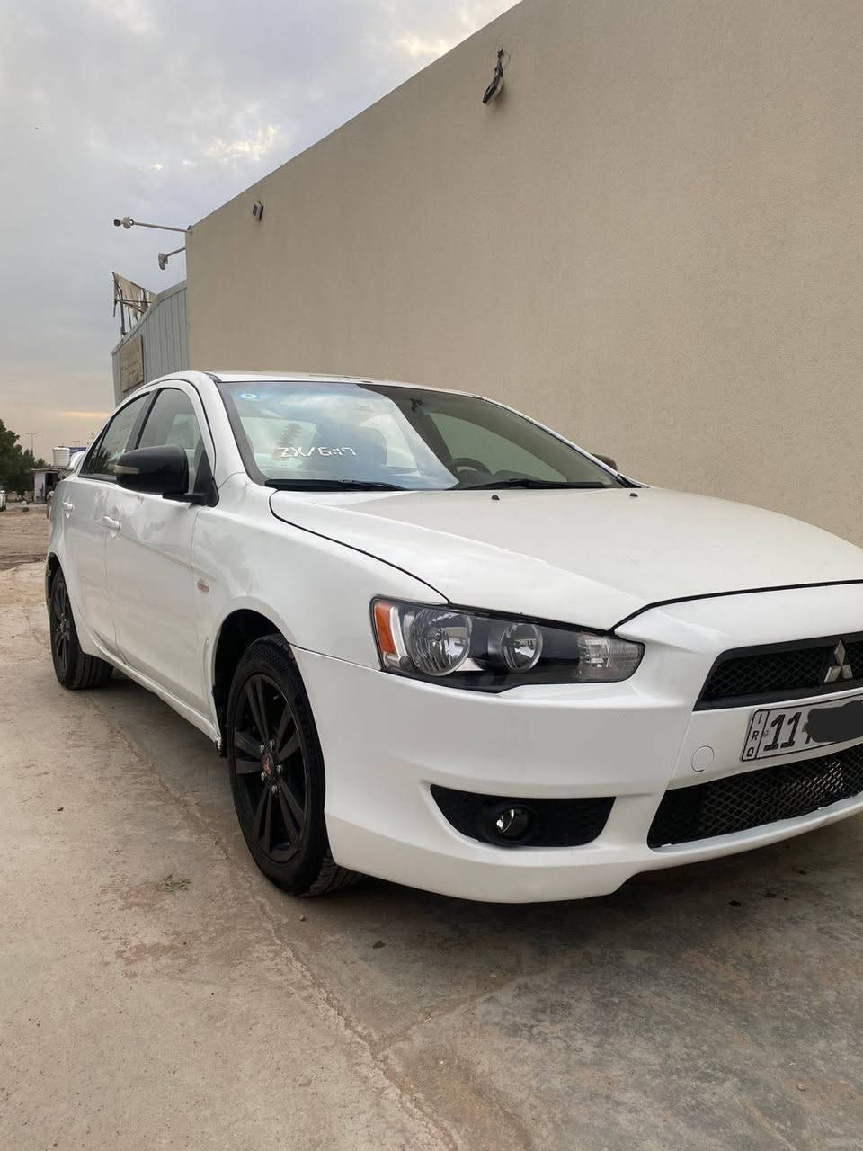 بيع لانسر قرش 2015 استلام شركة يعني خليجية رقم انكليزي دولي (بسمي السيارة) محرك وكير وتبريد وكهربائيات وحداده امامي وخلفي كله بحاله جيده تخم تاير جديد باتري جديد شاشة تاب  لايت زنون تبريد شغال ويا السويج يعني (جاهزه) ومابيه اي نقص. اما الكشر واضح بلسونر المرفق صورة منه
( ابيع مصبوغه حزام) حتى بدون تعب للطرفين. 
السعر 77$. ومكاني بغداد / للستفسار *********** بغداد, العراق
