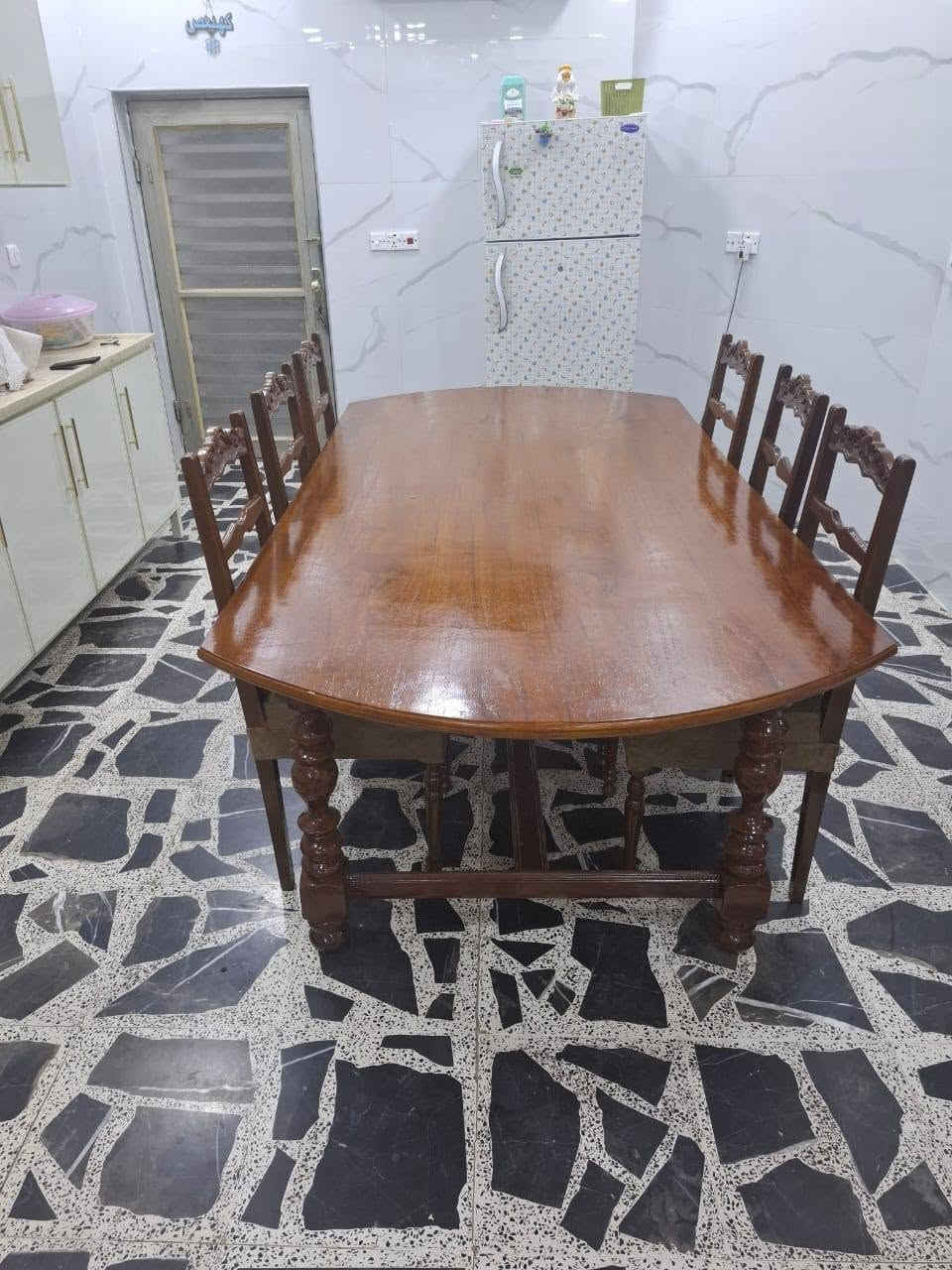 ميز طعام 6 كراسي نضيف جدا سعر 350 مكان بغداد ***********
