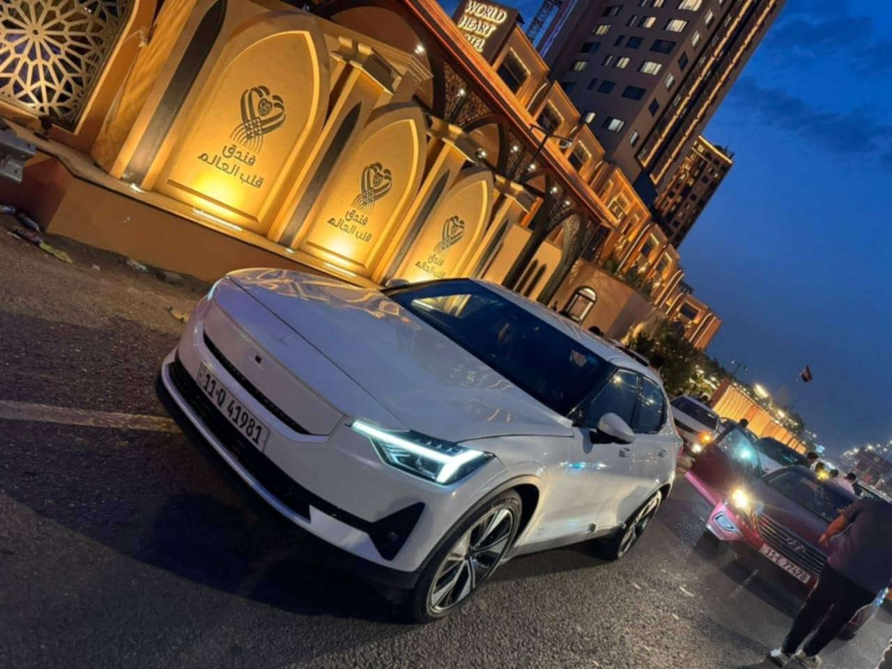 🇸🇪 عندما يلتقي الفن الاسكندنافي بمستقبل القيادة... 🇸🇪
✨ لأصحاب الذوق الرفيع: POLESTAR 2 (VOLVO) موديل 2023 
 شكل 2024

تجسد هذه السيارة أرقى ما قدمته الهندسة السويدية؛ فهي مبنية على خبرة فولفو (Volvo) في الأمان والمتانة، ومقدمة بلمسة Polestar العصرية التي تعكس البساطة والرقي الاسكندنافي.🇸🇪 

• فئة المدى الطويل  long range 
• بطارية 🔋 كبيرة 78 KW 
تدعم الشحن السريع و المنزلي
 مع الشاحنة الأصلية 
الشحنه الواحدة 550 كيلومتر 
الممشى K 60 قابل للزيادة
🌑اطارات مقاس 19 جديد 
#السعر 18500 $$
رقم بغداد انگليزي بأسمي  شرط التحويل 
(بنيد صبغ فقط+جاملغ بارد)
***********
***********

رقم الشاصي  ( YSMEG3KA4PL156354 )

★ مواصفات كثيرة 
شرح جزء بسيط جداً 
دشبول خرائط 
رادارات 360°
كاميرات 360°
حساسات 360°
لايتات داينمك متحرك PIXEL TECHNOLOGY ليزر 
نظام ترفيهي كامل التطبيقات 

❄️🔥تبريد تدفئة كشنات قطعتين مناخي منفصل ثلج 

🌬️ 📐 التصميم والشكل العام
هيكل فاستباك (Fastback): تصميم يجمع بين أناقة سيارات السيدان والعملية العالية لسيارات الهاتشباك/الكروس أوفر، مما يعطيها وقفة رياضية ومرتفعة قليلاً.
خطوط التصميم: يتميز التصميم بالبساطة والنظافة (Minimalist) والخطوط المنحوتة التي تعكس لغة التصميم التقني للعلامة.
المصدر: تشترك في قاعدة البناء CMA (Compact Modular Architecture) مع طرازات فولفو مثل XC40.
💡 الإضاءة والتوقيع البصري
المصابيح الأمامية (LED Headlights): تتميز بتصميم "مطرقة ثور" الشهير والمستوحى من فولفو، وهي مصابيح LED نشطة (Active LED) مع إضاءة عالية نشطة وتعديل آلي للمستوى. 
الشريط الضوئي الخلفي: شريط ضوئي خلفي كريستالي يمتد بعرض السيارة بالكامل، ويتكون من 288 وحدة LED، مما يعطي توقيعاً ضوئياً فريداً ومميزاً.

II. 💎 الباقات والإضافات الفاخرة المتوفرة

1. 🛡️ حزمة Pilot Pack (تركيز على الأمان والقيادة الذكية)
• نظام Pilot Assist المتقدم: مساعدة في القيادة على الطرق السريعة (توجيه، تسارع، وفرملة).
• كاميرات ومستشعرات 360 درجة: لسهولة الركن والمناورة.
• نظام تنبيه النقطة العمياء (BLIS): مع نظام مساعدة التوجيه.
• نظام تنبيه حركة المرور الخلفية (RCT): مع مساعدة الفرملة.
• مصابيح LED متكيفة Pixel: إضاءة ذكية وقوية دون إزعاج السيارات القادمة. 
متحرك مع عجلة القيادة 

🖥️ التقنيات والمقصورة الداخلية

 Polestar 2 (2023) - أول سيارة في العالم تعمل بنظام Google Automotive OS المتكامل. تكنولوجيا ذكية، قيادة أذكى.
نظام الترفيه: شاشة ترفيه مركزية تعمل باللمس مقاس حوالي 11.15 بوصة أو 11.2 بوصة.
نظام التشغيل: نظام معلومات وترفيه مدعوم من Google (أندرويد أصلي) مع خدمات جوجل المدمجة.
شاشة السائق: شاشة رقمية لعرض معلومات القيادة مقاس 12.3 بوصة.
الاتصال: دعم Apple CarPlay و Android Auto 
الميزات الداخلية:
شاحن لاسلكي للهاتف 
مقاعد مريحة وعالية الجودة.

🟢🔴⚫الإطارات الذكية والمستشعرات المدمجة
تهدف هذه التقنيات إلى تزويد السائق والسيارة ببيانات دقيقة وفورية عن حالة الإطارات، وتُعد ضرورية للقيادة الذاتية.
• نظام TPMS المتقدم: أجهزة استشعار (Sensors) مدمجة في الإطار أو الصمام لتوفير بيانات دقيقة ومباشرة حول:
درجة الحرارة داخل الإطار.
•ضغط الهواء (مراقبة الضغط الأساسية).
• مستوى تآكل المداس (المستقبل).
• الإطارات الذكية المتصلة (Smart Tires):
تتضمن مستشعرات متقدمة تتواصل مع كمبيوتر السيارة لتوفير صيانة تنبؤية (Predictive Maintenance).
يمكنها تحليل ظروف الطريق (جاف، رطب، ثلج) وتكييف خصائصها أو نقل البيانات إلى أنظمة التحكم في السيارة لتحسين الأداء (مثل فرامل ABS والتحكم الديناميكي).
الإطارات المتغيرة/المتكيفة: مثل مفهوم Hankook Hexonic التي تحلل الطريق باستمرار وتتكيف أخاديد مداسها وفقاً لظروف القيادة.

.
