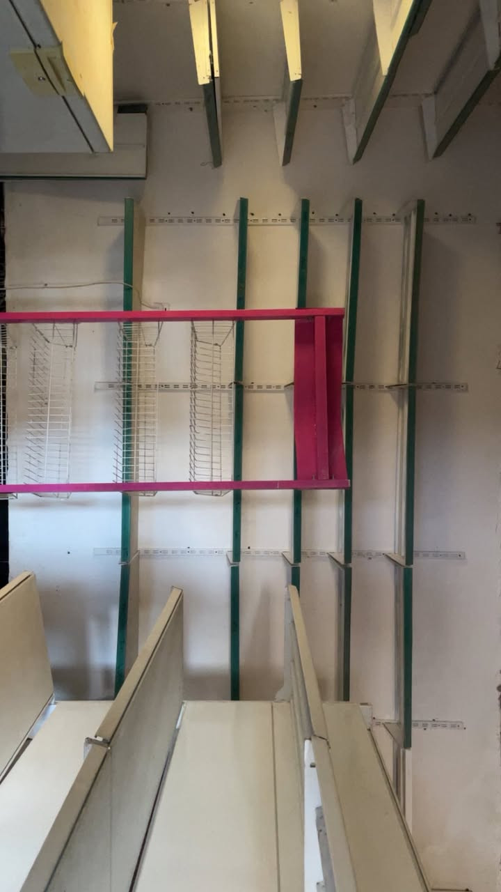 السلام عليكم
رفوف للبيع مع برادات 3 شغالات ومجمدات 2 ميز جديد
 العنوان شهامه ***********
