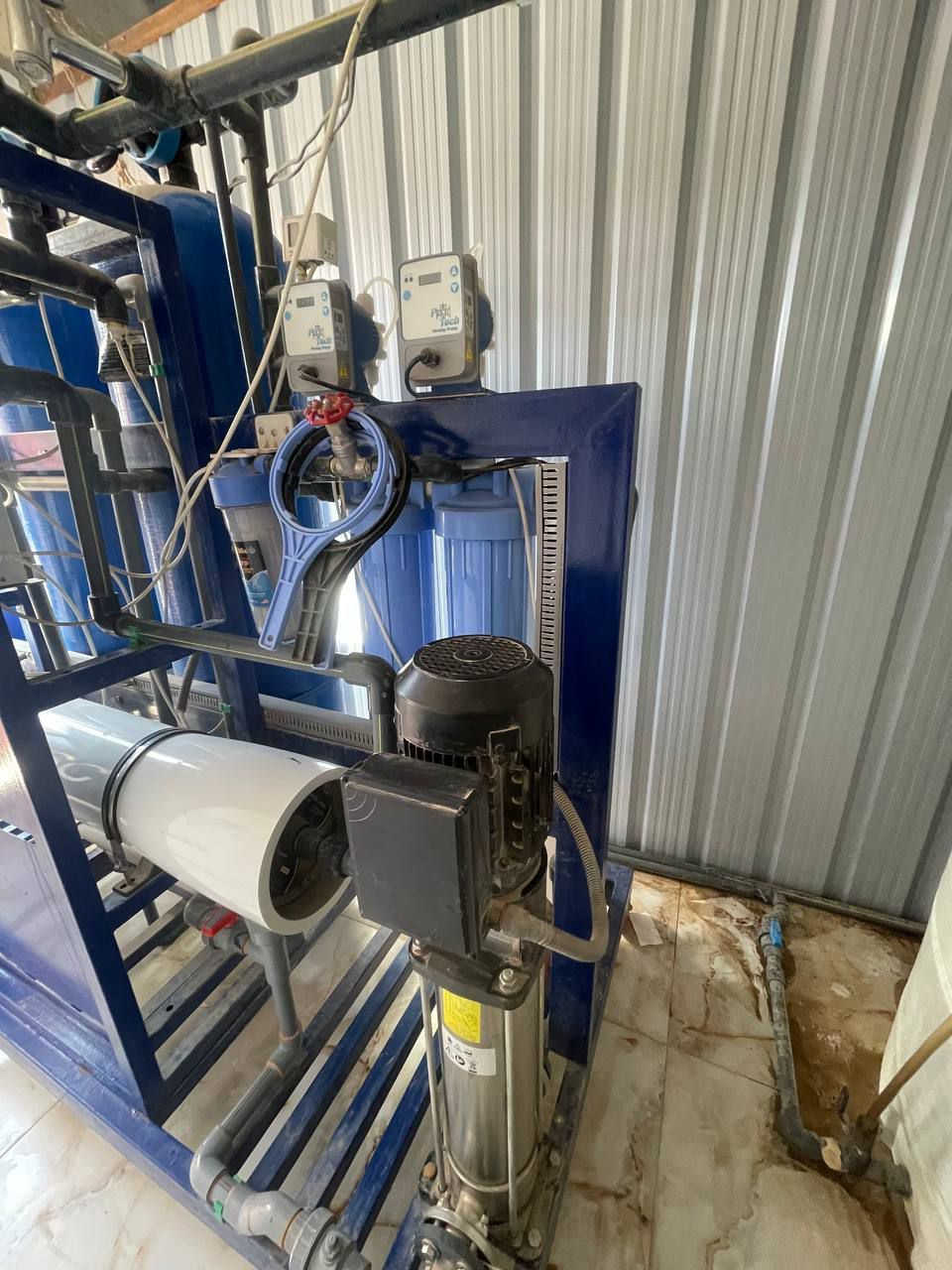 مكلف بالنشر 
متاح محطة تصفية ماء ام المتر
فول اوتوماتيك غسل ذاتي
تشغيل واطفاء اوتوماتيك 
ماطور عمودي ايطالي+ماطور طرحي ايطالي+ماطور بوستر
فزلات 16
املاح أقل ال8
تانكي عدد 2 سعة 3 الف لتر
المكان كوت 
الاتصال ***********
