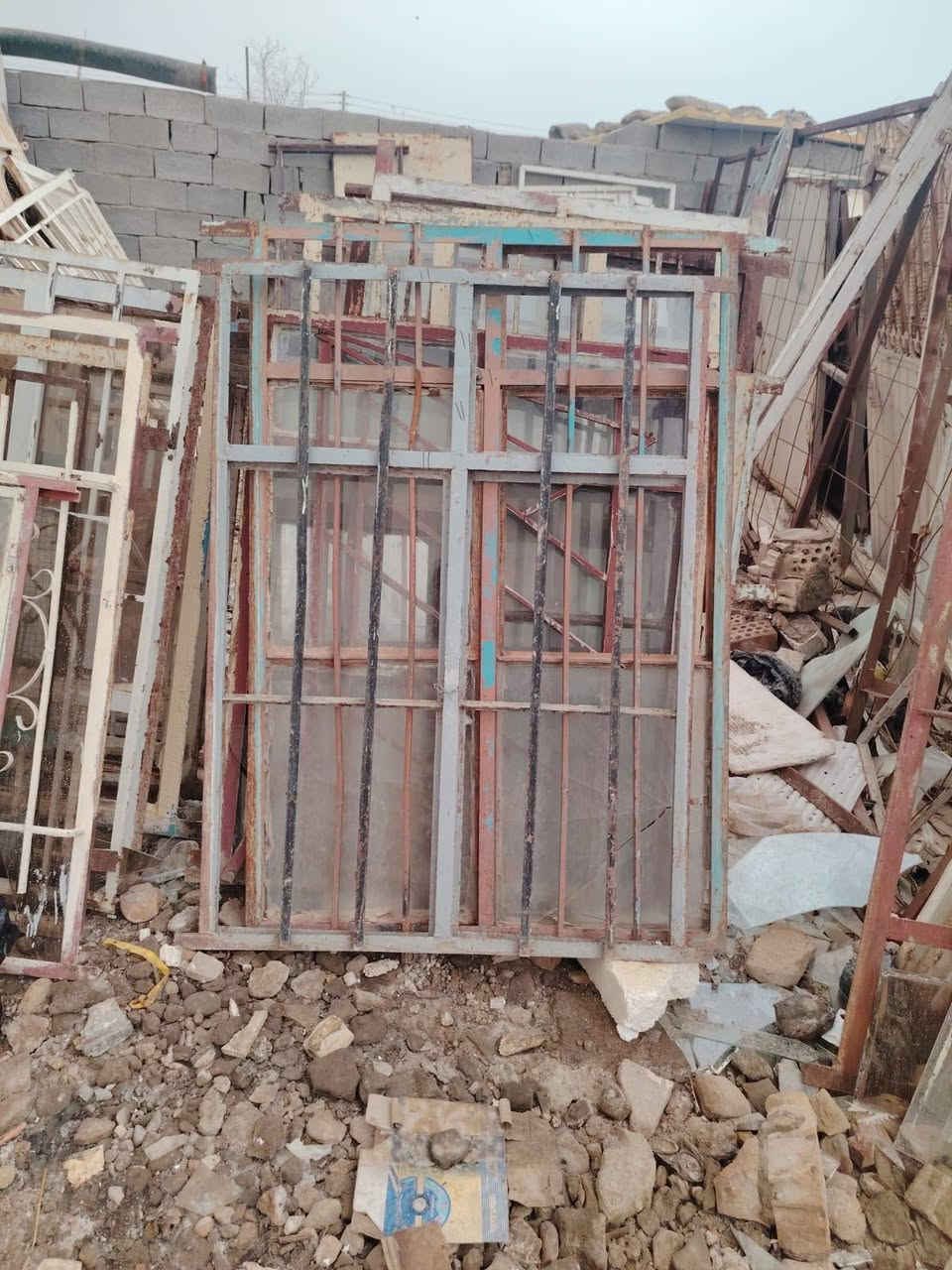 متوفر لدينا شبابيك و بيبان وشيلمان بل جيكي مقابيل معمل المثلج السعدون ***********
