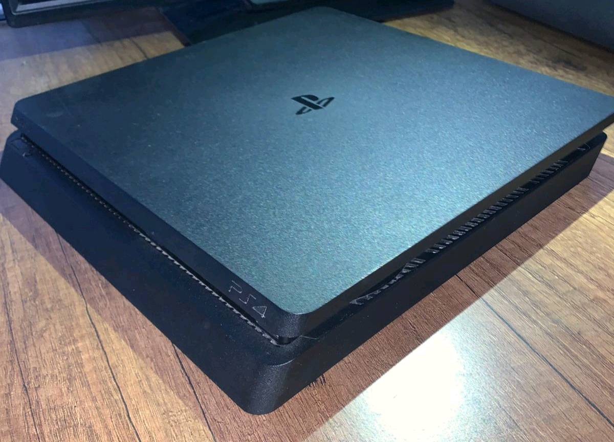 بلي فور سلم اونلاين آخر تحديث
الذاكرة 500 GB 
نضيف مامفتوح بالليبل (اللزكه) مال الشركه 
 استخدام قليل
بغداد الطوبجي