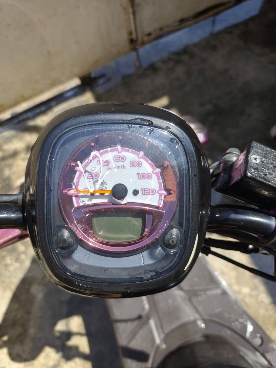 السلام عليكم
ماكس بوليسي حديث (ياباني أصلي مو صيني ) موديل 2015الدراجة مكفولة وجاهزة استخدام جداً قليل 
رايدها ب1250وبيها مجال للشراي 
مكاني بالتاجي الدور حي الحسن العسكري وكيلها حسين تيني بالسدة ووصل المعرض موجود
للاستفسار الاتصال على الرقم ***********
