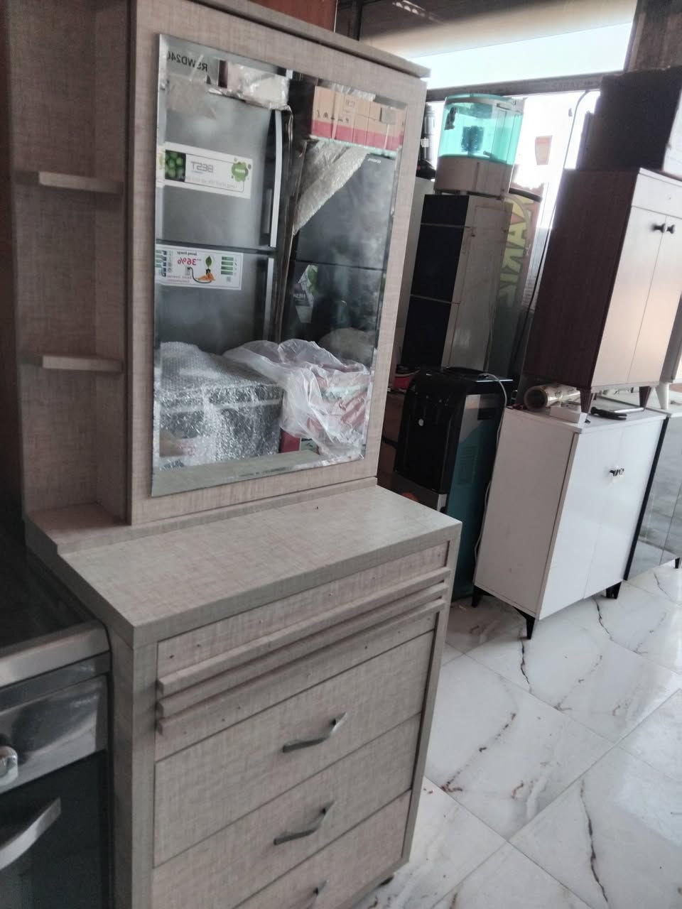 سلام عليكم كنتور ٣ ابوب حطاطه بسعر ١٧٥ نهايته و ميز مرايه ب ٣٠ نهايته  وميز مرايه وكنتور باب مشترك ب ٥٠ نهايته العنوان بعقوبه شارع تحرير بهرز مجاور قاعات بيانو مقابيل مستشفى الحياه استفسار***********
