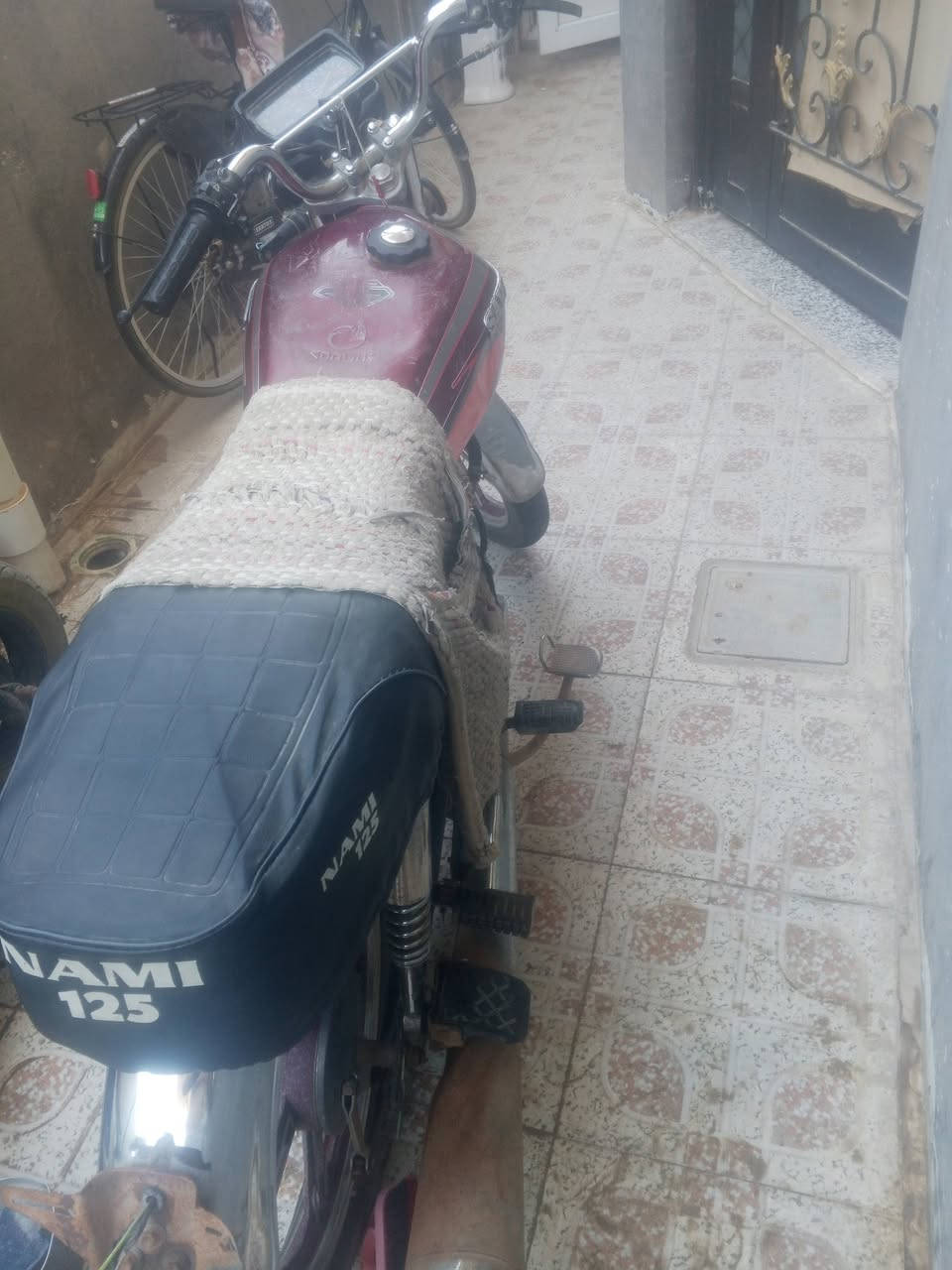 السلام عليكم مرخصت مدير الكروب ....هاي الدراجه للبيع سيفان موديل 21 كله بلادي محرك وشاصي اوراق21  الدراجه على حطته كلشي ما مبدل بيهة كهربائيات كلوب شغال عوزهة اشاير  وبك لايت  دراجه محرك اخرس نكره سلف وهندر وكلشي شغال وانطيك سوبايه مالتهاا الورا مكينه نشطه المكان.....بابل..نادر 2 السعر 300 الاتصال على الرقم***********
