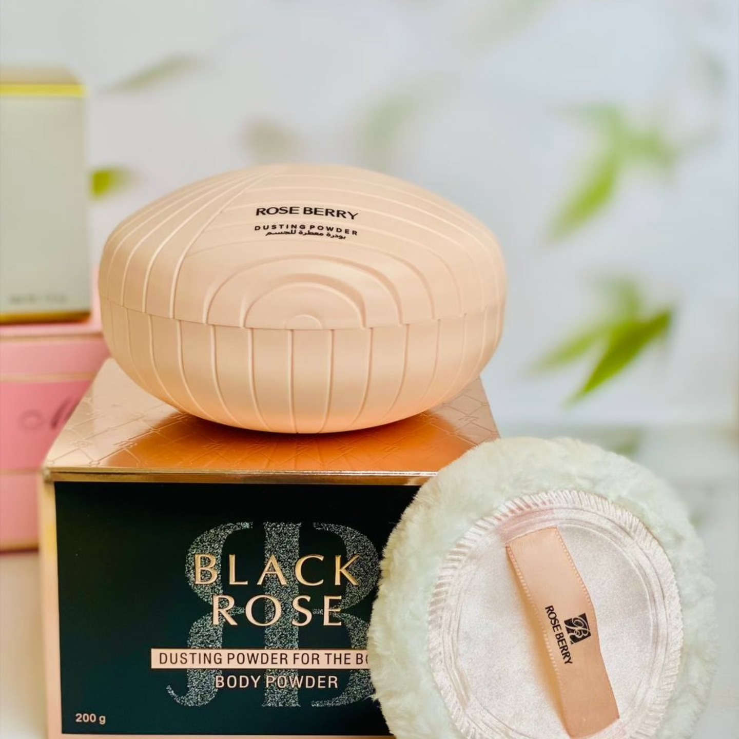 الأكثر طلباً والأصلي حصراً 🔥
💯 #أفضل_الماركات 💯

🎀 بودرة الجسم الترند من ماركة روز بيري 🧸
بودرة جسم معطرة بتركيز عالٍ تمنحك إحساس بالانتعاش والنظافة طوال اليوم ✨

💖 متوفرة بـ 4 أنواع مختلفة بروائح حلوة ومنعشة تناسب كل الأذواق 🌸🌼

مميزاتها:
✨ تعطي رائحة عطرة تدوم لساعات
✨ مثالية للاستخدام اليومي بعد الاستحمام
✨ تساعد على امتصاص الرطوبة الزائدة من الجسم
✨ تترك البشرة ناعمة ومنتعشة
دللي نفسك برائحة ناعمة وجسم منعش طول اليوم
الحجم 200غرام 
#الاصلية💯


**إذا كنت صاحب هذا الإعلان وتريد حذفه لأي سبب، رجاءا أرسل رسالة إلى الدعم الفني**