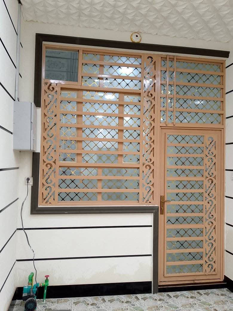 بيت للبيع المساحه 100متر طابق ونص طابو سند 25 إقرار محكمة بسم المشتري مباشر بناء جديد درجة اولى كونكريت مسلح يتكون الطابق الاول من ستقبال ومطبخ وصاله وغرفة وحمام وتواليت خارجيه ومنور والطابق ثاني صاله وغرفة سويت بيه حمام السعر70وبي مجال العنوان كربلاء منطقت الرشديه قرب مجمع اليتام شارع عرضه 10متر  ***********
