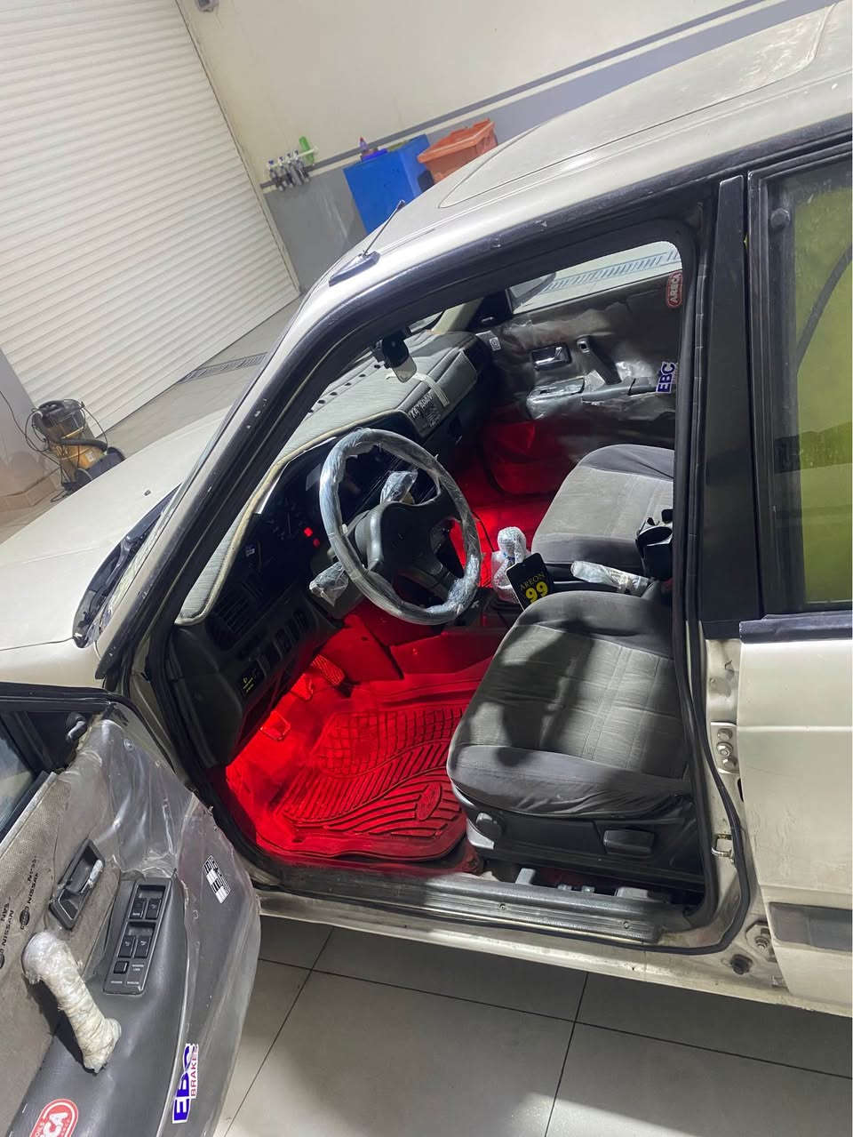 مازدا ١٩٩٠
رەقەم سلیمانی 
سەنەوی تازە تا مانگی ٥/٢٠٣٠
کامل بویاخ لەسەر ساخی بویاخ کراوە 
کارەبای و هەموو شتێکی مەزبووتە
بە شەرتی گێڕ و مەکینە 

*********** السليمانية, العراق
