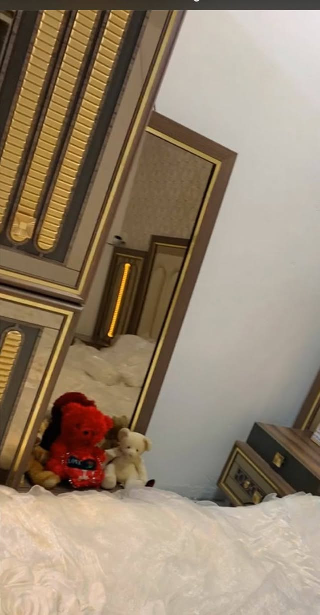 💢غرفه مودرن لون صاجي 9 قطع
خشب بلوك ثقيل كنتور جرباية ميز جرباية عدد 2 ميز تواليت شازلون 
ملحق مراية قيافة طابورية
موقع البصرة حي الحسن 
رقم تواصل ***********
