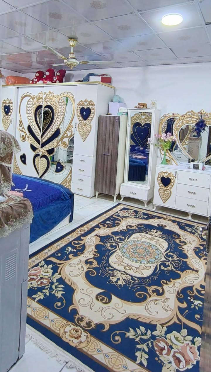 السلام عليكم بيت بلبو شناوه بلشارع الرئسي يبعد عن الشارع العام تقريب 60متر او اقل مساحه 270م والواجهيه 15م الطابق الاول كامل عل اتم وجه والطابق الثاني ماكامل يحتوي البيت على استقبال و هول وغرفتين 2  ومطبخ وصحيات داخليه وخارجيه طبعن البيت ارضيته مرمر اصلي هاي مواصفات البيت الطابق الاول والطابق الثاني فقط وجي ثلاث غرف والسطح فرشي اكثر الاتصال علرقم وبي واتساب ***********
