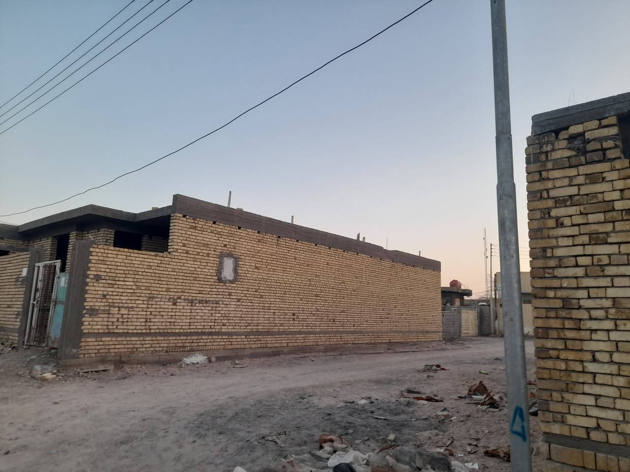 سلام عليكم قطعه للبيع مساحه200متر نزلة سيد خليل قرب مدينة الألعاب مقابل ام العباس مدفونه ومفروشه سبيس ومحدوله قريبه ع الطابو وبيها وصل تواصل *********** الاتصال ع هاذه الرقم
