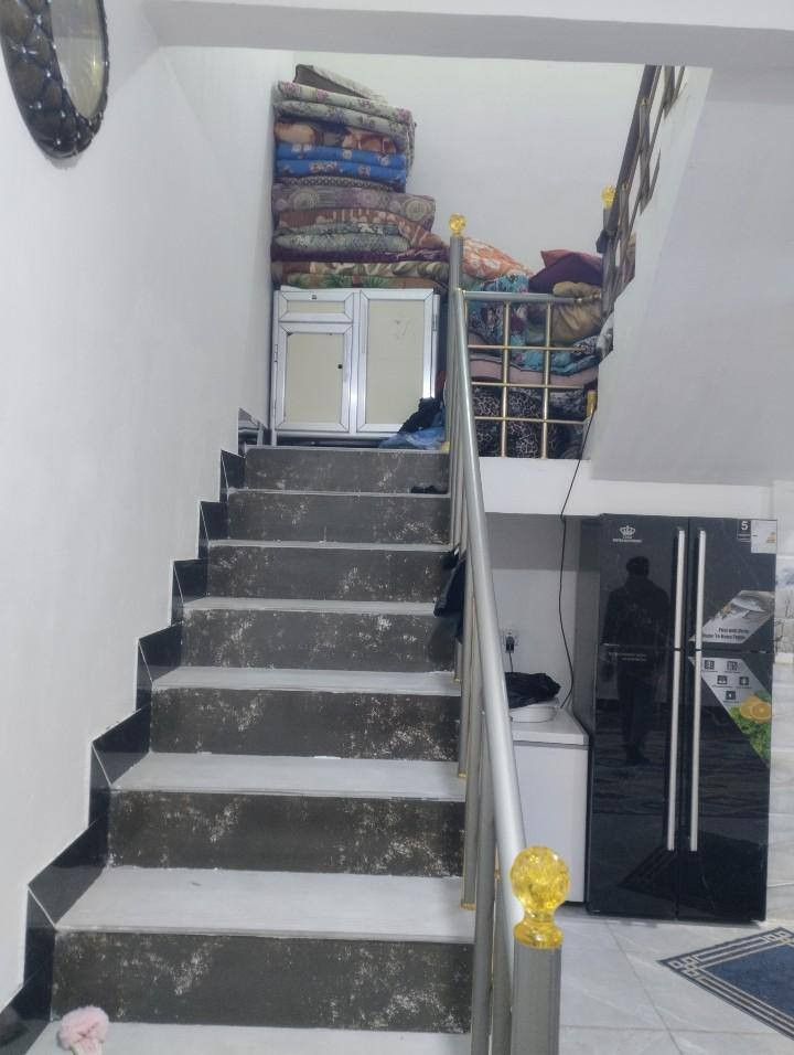 بيت بلوك عقاده مساحه 200 في دور سيد حمزه الاسكان الصناعي النزله الخامسه يحتوي على غرفتين وصاله وديوانيه ومطبخ وصحيات وحديقه وطارمه 
السعر ٦٦ وبي مجال 

الشراي فقط يتصل ***********
