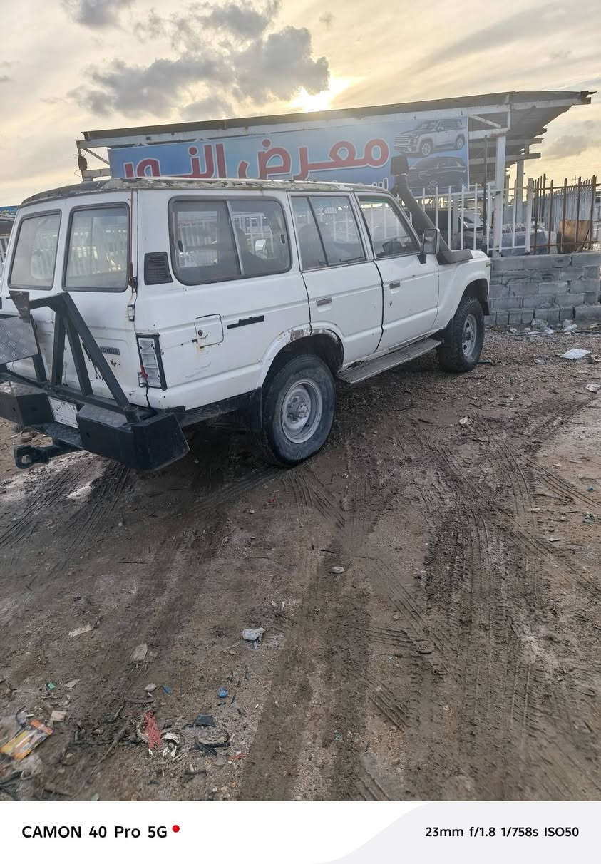 لاندكروز موديل 1988 سياره بلاديه  مكينه بلاد سياره جهازه شوفت عينك كامله مكمله رقم بغداد  وكاله عامه بل دوانيه  سياره 18 سنه واكفه على طابوكه  او هاي هسه سياره شوفت عينك   وين صياده وين ليعشقون هيج سياره   سعر اب55 بيه مجال  رقم *********** تواصل وياي ونشالله ماقصر
