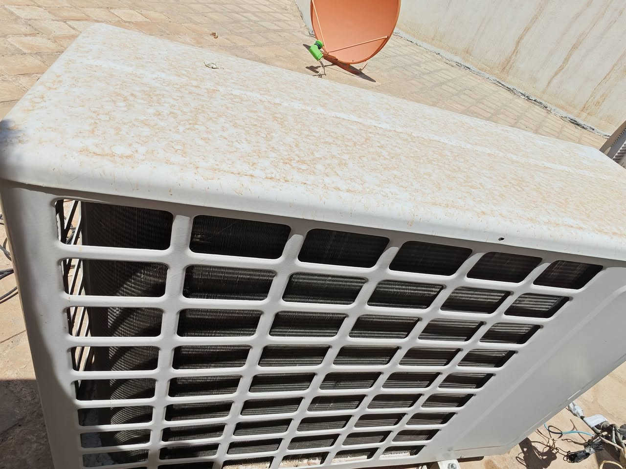 سبلت 2 طن اميري كول  شغال بارد نظافة الوحدة الداخلية مثل متشوفون بالصور 95 % والبوري والوايرات  والريموت موجودات مابيه اي نقص حتى الغاز قفلته مباشرة تشده بس تخسر فلوس تنصيب 
 اريد ابيعه لان اريد انفيرتر ابو الطن وعادي اراوسه بانفيرتر 1 طن حتى لو مستعمل 
سعر البيع  275 الف نهائي  
***********

