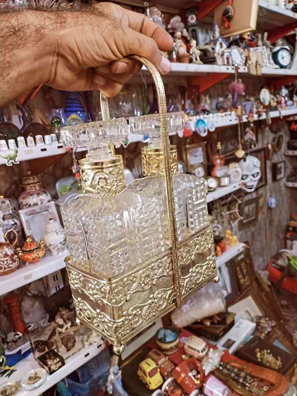 طقم "تانتالوس" عتيق يتكون من قارورتين زجاجيتين مقطوعتين مع سدادات مربعة مع حامل معدني مطلي باللون  الذهبي مع تفاصيل مزخرفة ومقبض حمل
تاريخ الصنع ستينات القرن الماضي 🌹🌹


**إذا كنت صاحب هذا الإعلان وتريد حذفه لأي سبب، رجاءا أرسل رسالة إلى الدعم الفني**