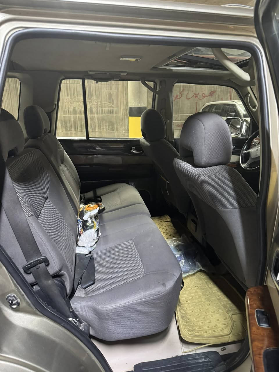 السلام عليكم
نيسان باترول سفاري موديل ٢٠١٥ 
الضرر صفحه صبغ حادث خفيف سطحي موجوده صور الحادث
عليها دبلات ايرون مان ودبل الستيرن اولد مان تخم تاير جديد مع السبير مكان السياره بغداد السعر ٢٠٥ ورقه للاتصال ***********
