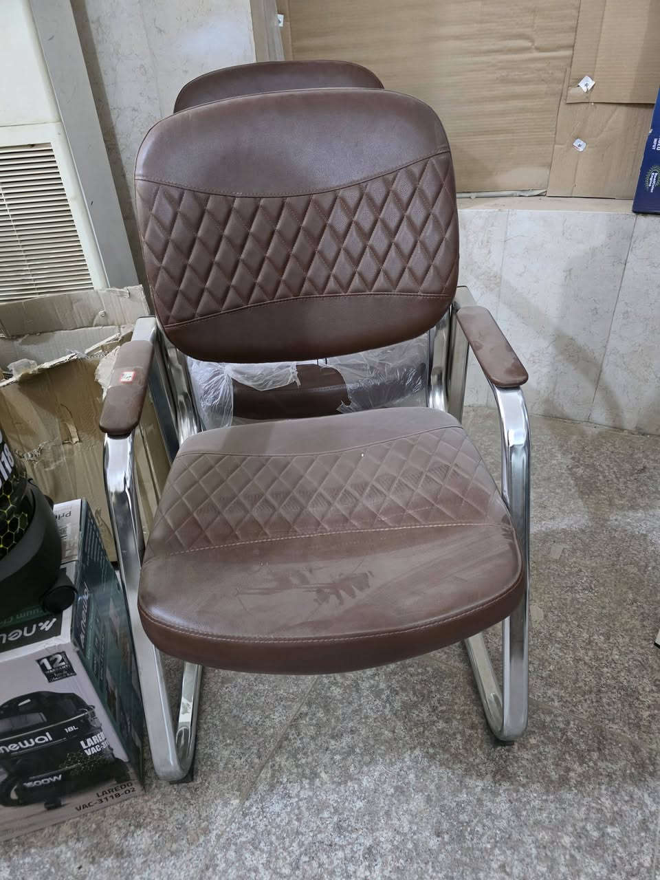 يتوفر كراسي مكتب دوار وثابت 
جديد غير مستعمل..
العنوان بداية فرع ابو الماش الجهه اليسار مقابل افران ومعجنات الحوراء ومقابل صيدلية عبدالرحمن ..
***********
*********** وات ساب
