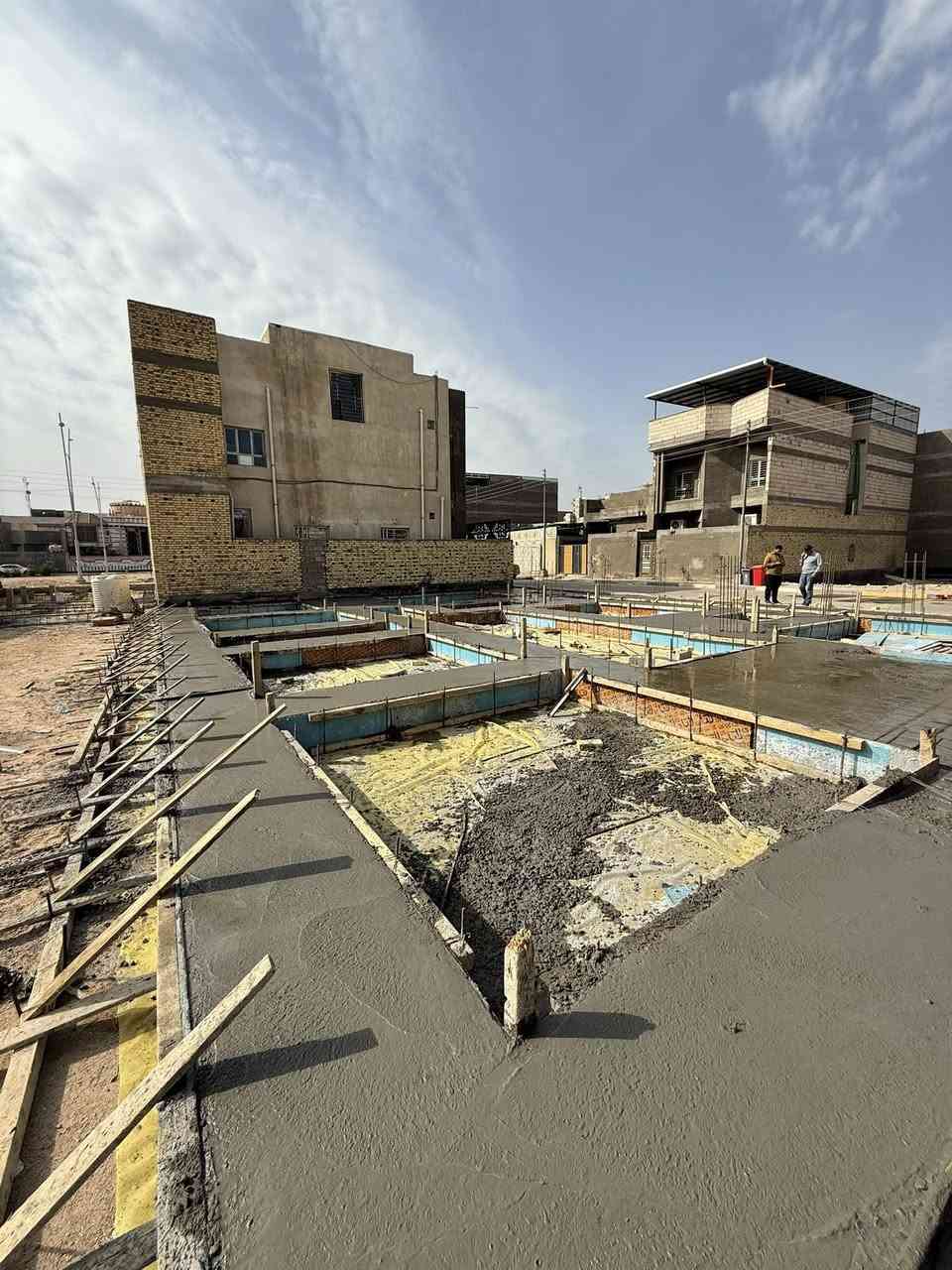 اللهم صل على محمد وآل محمد
تم بحمدلله صب رباط ارضي شريطي في التنومة الأكوات 

تم الصب بقوة انضغاط C35 حقيقي
 

#للصب_المركزي_الجاهز في جميع مناطق البصرة 

للتواصل *********** 

🔴 اهم مواصفات الكونكريت لدينا:-  

1-جميع المواد ( الحصى والرمل والاسمنت ) مفحوص مختبرياً 

2- الماء المستخدم في الخلط RO وخاضع للفحص .

3- المواد المضافه تكون حسب الطلب ومستورده من اوربا .

4- معاملنا فوول اوتاماتيك .

▪️ الانتاج والاشراف من قبل كادر هندسي من ذوي الخبره

المعمل يحتوي على 5 بم {43,42,36,34,34} ويحتوي على 16 خباطة 

حسين المنصوري #للكونكريت_المركزي_الجاهز

ونسأل الله التوفيق للجميع يارب
