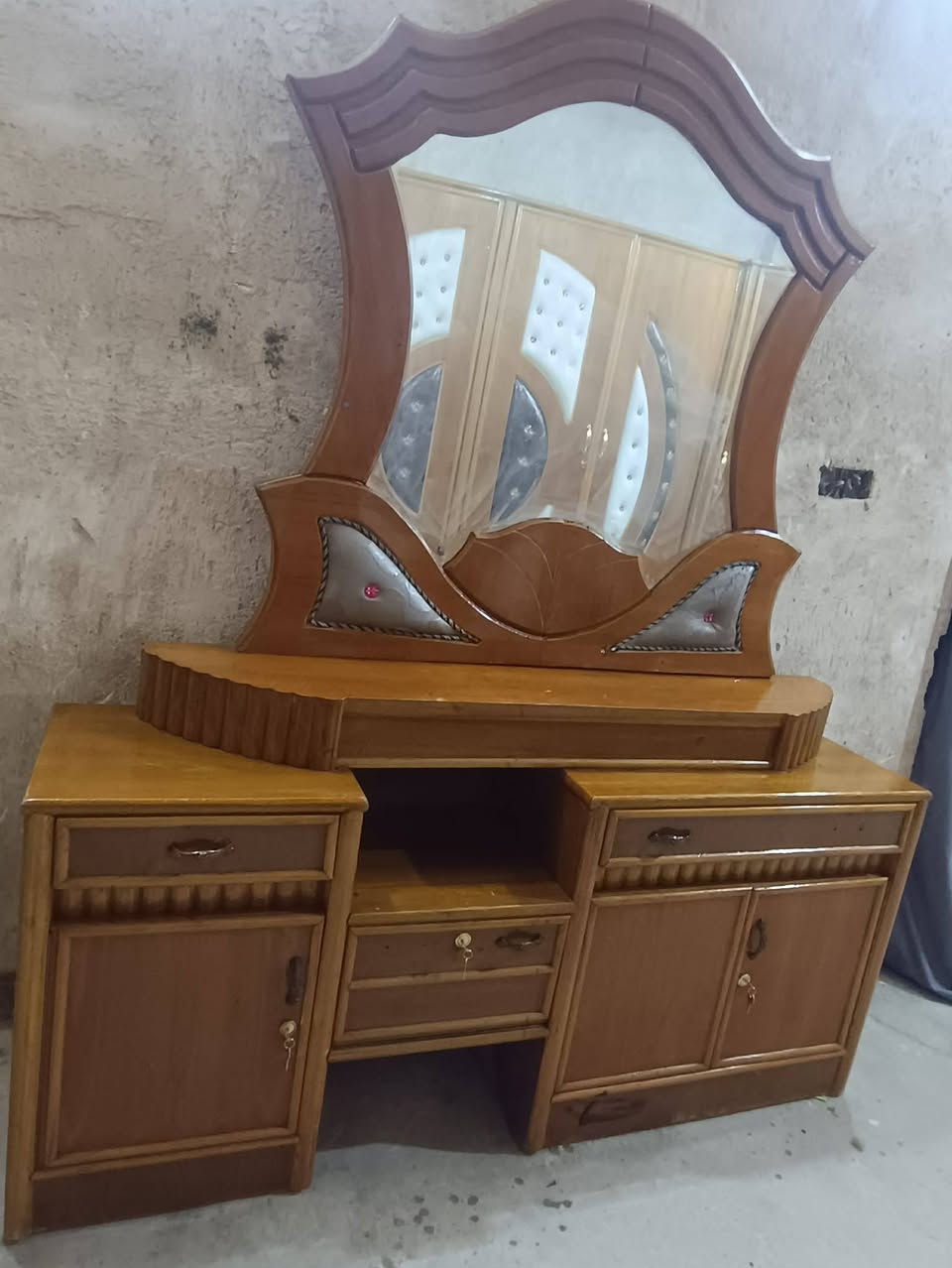 مكلف بلنشر غرفه تسكام جدا نظيفه إلسعر 750وبيها مجال مكانها حله رقم***********
