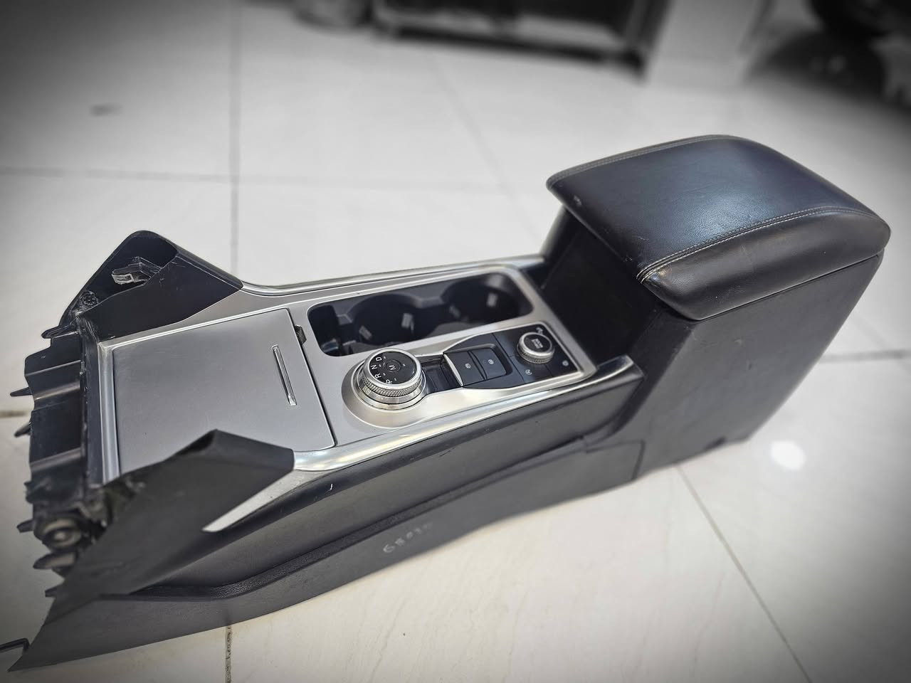 يتوفر لدي لجماعة البوليسي وغيرها
 الكونسول الوسطي (Center Console) الخاصة بسيارة فورد اكسبلورر من 2020 لل 2024، متوفر كامل التفاصيل التقنية مثل ناقل الحركة الدوار وأزرار التحكم، ووضعها في بيئات احترافية.وشاحن الهاتف ال usb ومنافذ الاندرويد .وفيش وكبلات كاملة وبورد التحكم بالتبريد الخلفي.والذي يستخدم للسيارات الاكسبلورر البوليسي التي لايوجد بها
نظافة ١٠٠ بال ١٠٠ مع كامل ملحقاته وبسعر مغري
*********** واتس او اتصال
معرض بلاتينيوم لتجارة السيارات المختص بسيارات الفورد
