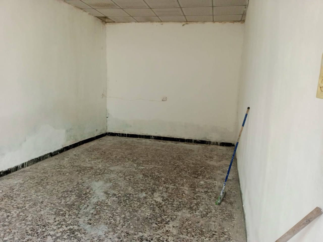 البيت اليجار غرفتين وصاله ومطبخ وستقبال جسر ديالى شارع المخازن ***********
