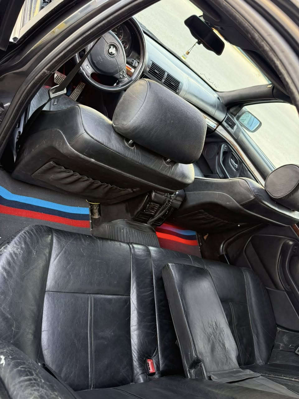 السلام عليكم بي ام صقر للبيع موديل 2000 حجم 528 سياره فول تبريد تدفئه شغال سلايت صبغ 3 قطع فقط بدون ضرر طخم تاير جديد كير محرك شرط التحويل مكان موصل حي الطيران السعر 90 وبيها مجال متواجد على الهاتف ***********،، ***********
