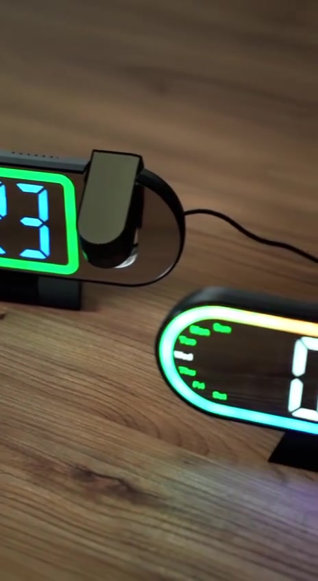كل هاي المواصفات الجوه👇 بس ب20 الف وي التوصيل وبخدمتكم😉

ساعة رقمية LED مع بروجكتر عرض الوقت (ليزر) + إضاءة محيطية

الاستخدامات

عرض الوقت بشكل رقمي واضح على الشاشة LED.

إسقاط الوقت على الحائط أو السقف باستخدام البروجكتر (ليزر).

منبّه يومي مع خاصية الغفوة (Snooze).

مناسبة لغرف النوم، المكاتب، وغرف الأطفال.

عرض التاريخ واليوم ودرجة الحرارة.

تستخدم كإضاءة جانبية أنيقة بفضل الإضاءة المحيطية المتغيرة.

المميزات

شاشة LED رقمية كبيرة وواضحة.

بروجكتر لعرض الوقت على الحائط أو السقف مع إمكانية قلب العرض 180°.

إضاءة محيطية متعددة الألوان (Colorful Ambient Light).

عرض الوقت بنظام 12  24 ساعة.

عرض درجة الحرارة مع التحويل بين °C  °F.

تحكم في مستوى سطوع الشاشة (عالي – متوسط – منخفض – إيقاف).

وضع ليلي تلقائي لتخفيف الإضاءة.

منبه مع خاصية الغفوة (Snooze).

تعمل على الكهرباء عبر USB (DC 5V).

بطاريتان AAA لحفظ الوقت عند انقطاع الكهرباء (Time Memory).

أزرار تحكم خلفية سهلة الاستخدام.

تصميم أنيق بلمسة خشبية مع ستاند ثابت.

محتويات الصندوق

ساعة رقمية LED مع بروجكتر.

ستاند للساعة.

كابل USB للتشغيل.

دليل الاستخدام.

الملاحظات

لا تعمل على البطاريات بشكل أساسي، البطاريات فقط لحفظ الوقت.

يفضّل توصيلها بمصدر كهرباء ثابت للحصول على أفضل أداء.

قياس المنتج مع الستاند:

الطول: 23 سم

العرض: 3 سم

الارتفاع: 10.5 سم

قياس الكارتون:

24 × 6 × 10.5 سم


**إذا كنت صاحب هذا الإعلان وتريد حذفه لأي سبب، رجاءا أرسل رسالة إلى الدعم الفني**