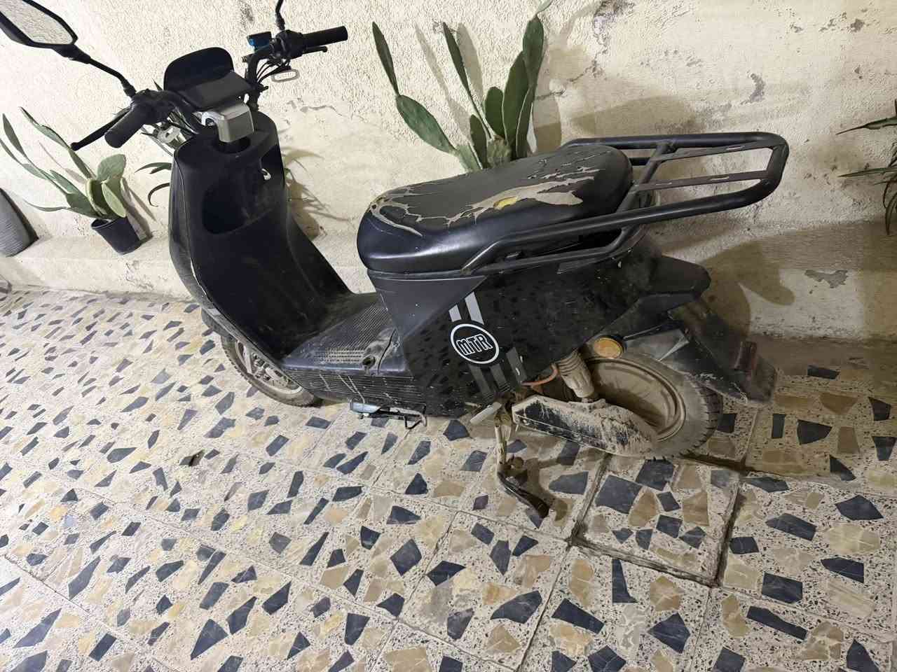 ‏دراجة شحن ست بطاريات للبيع عنوان حرية شارع البستان ***********
