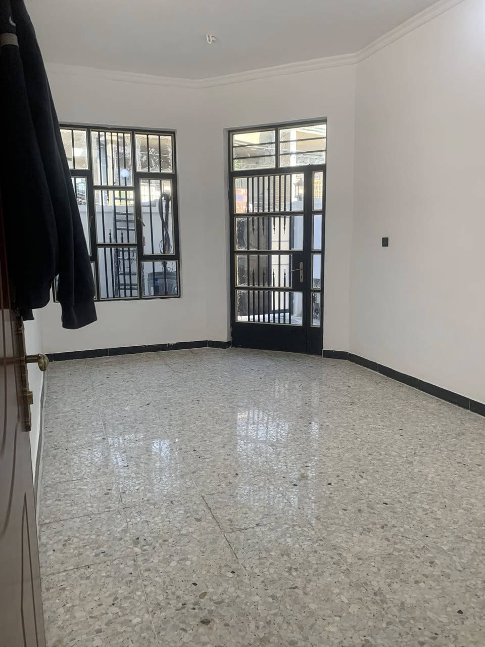 البيع البيت مساحه 100 وجه5
حي الاعلام الشباب مربع الذهبي 
طابق واحد 
صاله ومطبخ وخدمات وغرفت نوم
بناء نضيف موقع قريب ع شارع 
اتصال ع ارقام 
***********
***********
***********
