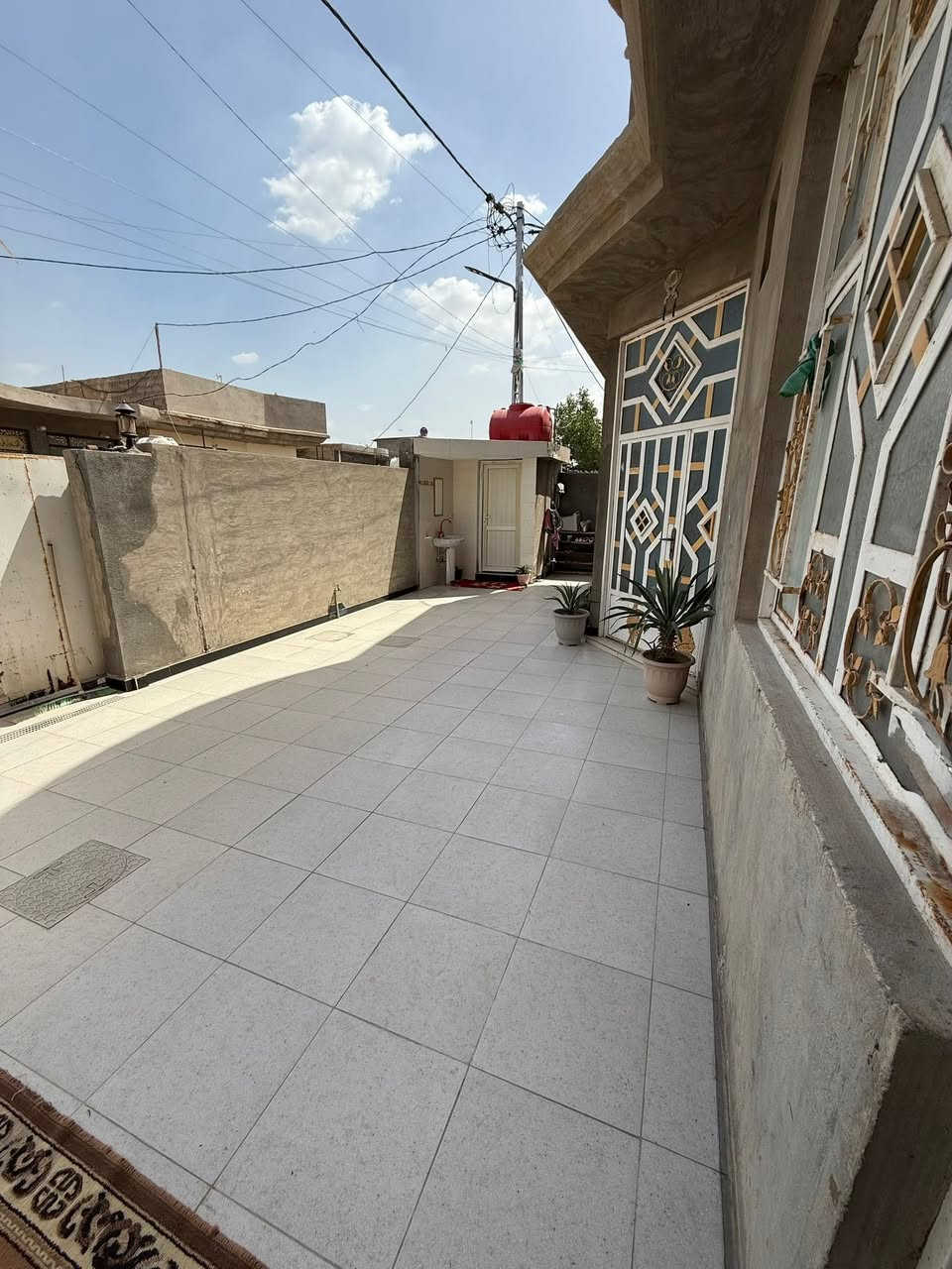 📍 واسط – قضاء الصويرة
حي العسكري – كاع خير العبدالله
قريب من كراج الصويرة
🏡 بيت زراعي للبيع
المساحة: 200 متر
🔹 مواصفات البيت:
يتكوّن من 4 غرف نوم
2 غرف بالطابق الأرضي
2 غرف بالطابق الثاني ( مع سويت لكل غرفة)
صالة واسعة
مضيف
مطبخ
ترك (سطح)
توزيع الغرف مرتب وعملي، مناسب للسكن العائلي
📞 للاستفسار والاتصال:
(***********)
