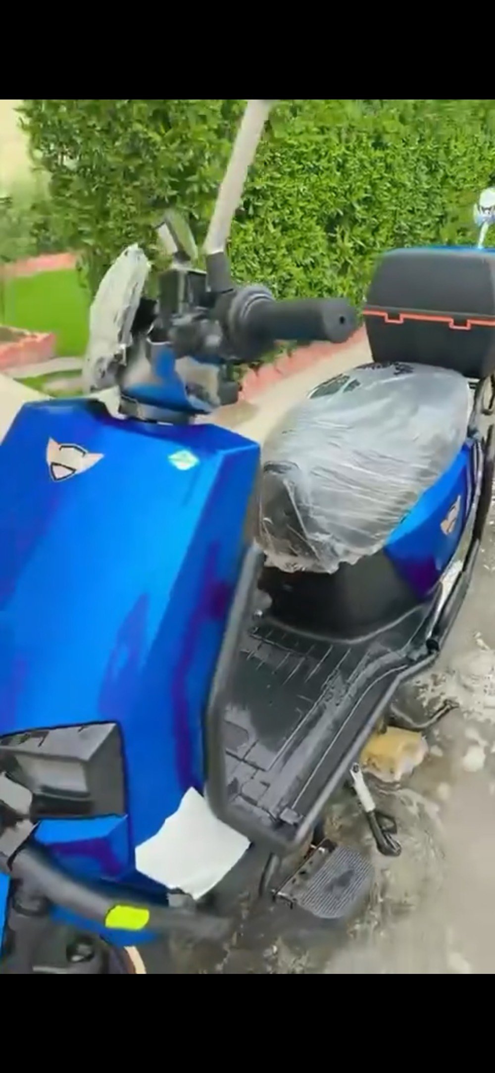 دراجة كهربائية جديدة، لون أزرق لامع، تمتاز بتصميم عصري ومتين مع تفاصيل دقيقة. سهلة القيادة ومريحة للاستخدام اليومي، تحتوي على مقعد واسع وصندوق خلفي لتخزين الأغراض. 

الدراجة مناسبة للتنقل في المدينة وتوفر قيادة سلسة وفعالة من حيث استهلاك الطاقة.