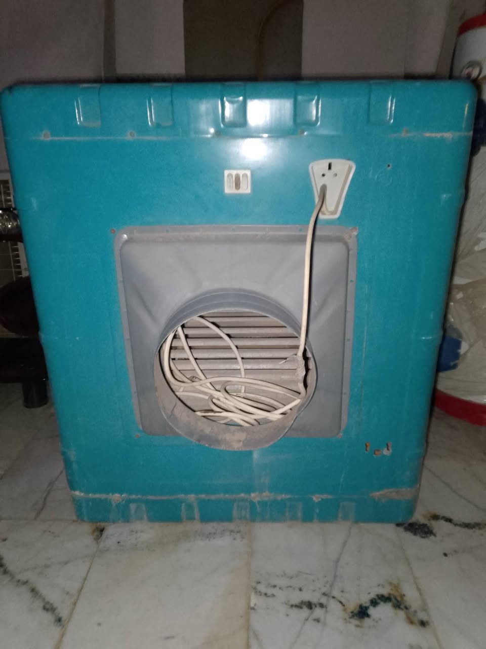 غرفه 5 قطع  /  كونفيره / مبرده  /  ميز بلازمه / سخان // أبيع شلع /***********
