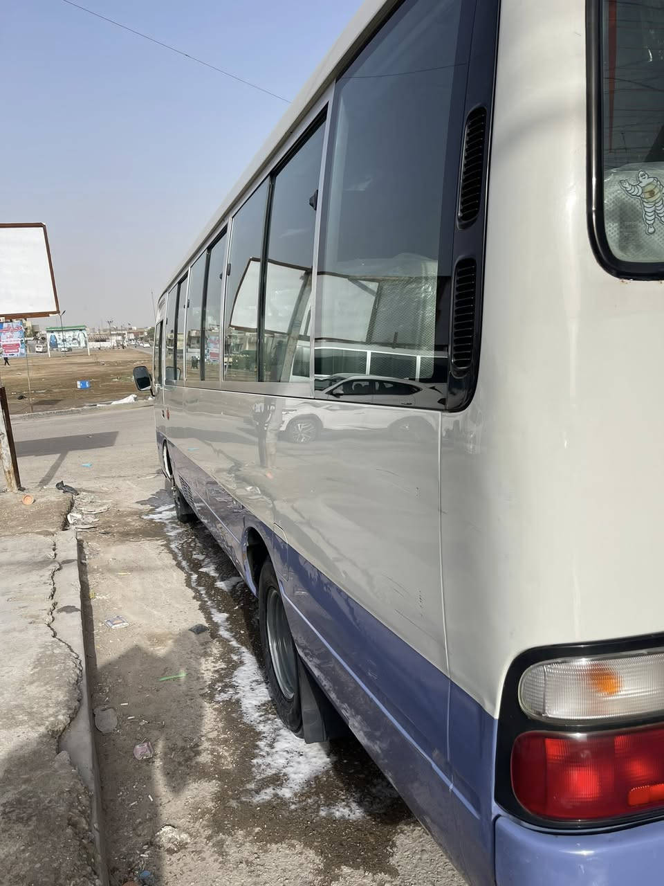 السلام عليكم كوستر 2009للبيع قبق بجم بس الباقي كفاله رقم بغداد عليها غرامات مروريه دوشمه عام قلاب ستاركس تخم تاير ***********لسعر185
