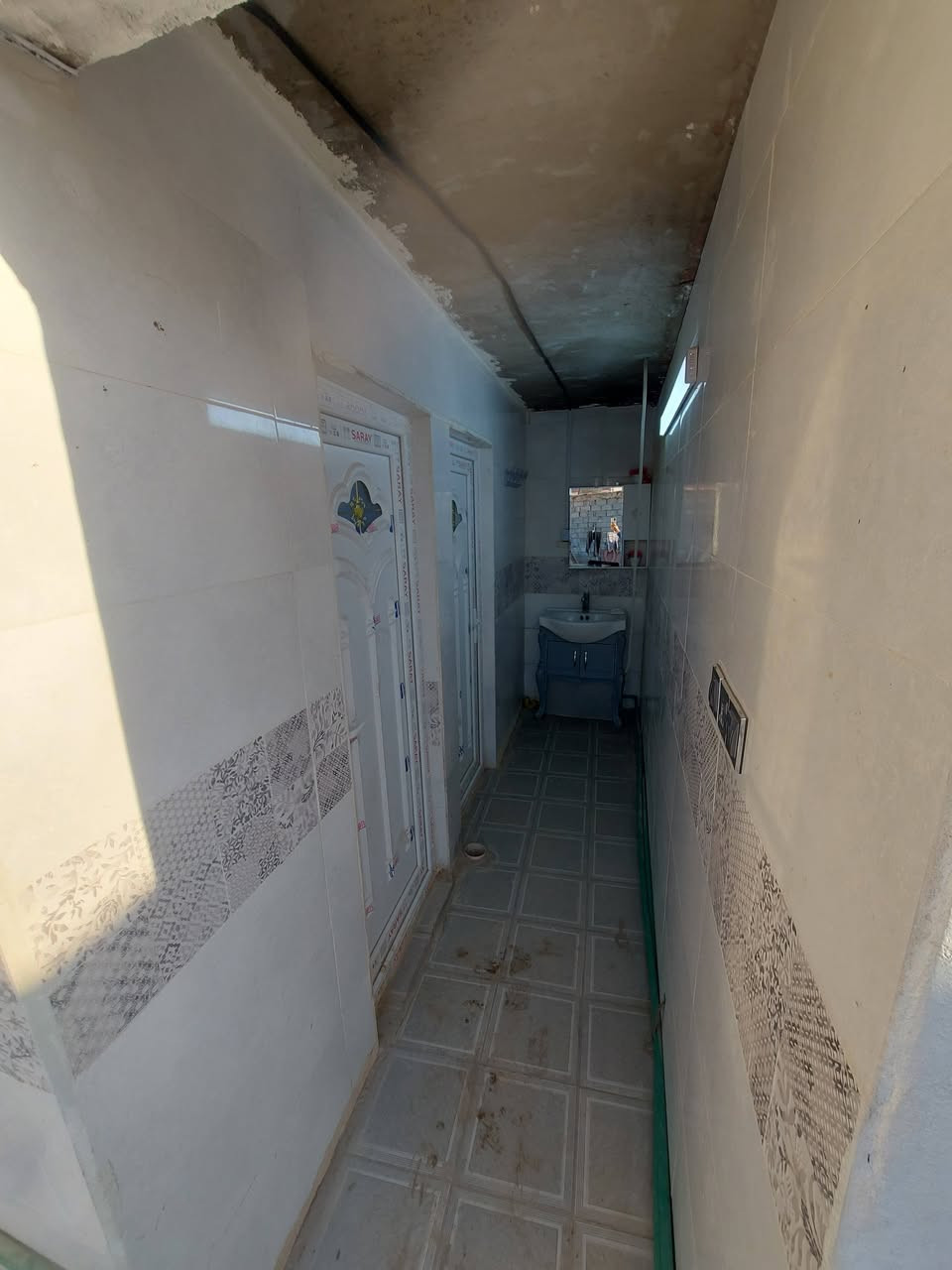 دار للبيع زراعي سند 25 مسجل بلدية 
مشمول بالتطويب وبي وصل
المساحة 250 واجهة 15 نزال 17
يحتوي على غرف عدد 2
صالة و استقبال مطبخ حار + بارد
العنوان الديوانية طريق السنيه عمود 637
يبعد عن الشارع 200 متر منطقة مخدومة
عوزها بس تبليط السعر 31 وبي مجال

الشراي يتصل 
***********
***********
