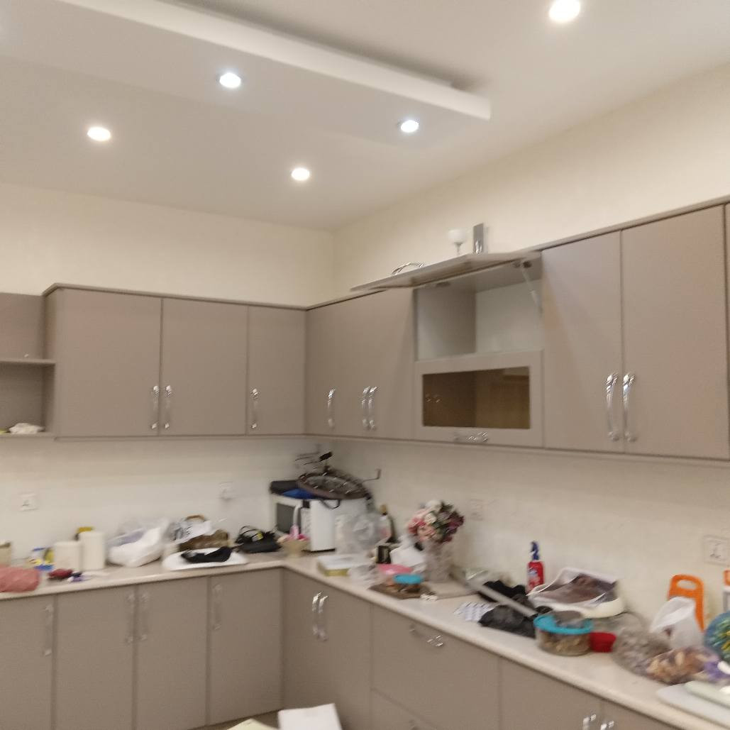 ئەم خانووە بۆ فرۆشتن لە بەکرەجۆی تازە 
ڕووبەری خانووەکە 200 مەتری تاپۆیە و ڕووی ڕۆژهەڵاتە
خانووەکە پێکهاتووە لە دوو نهۆم ، نهۆمی یەکەم پێکهاتووە لە مەتبەخ و مساعیدو میوانێکی گەورە لە گەڵ دوو نوستن و موشتەمەلات قادرمەی هەیە بۆ سەرەوە کە پێکهاتووە لە دوو نوستن و موشتەمەلات و باڵکۆنێکی گەورە
خانووەکە کامل کاشیەو دەکتی بۆکراوە کامل کنافە
نرخی ئەم خانووە 12 دەفتەر و نیوە
بۆ زانیاری زیاتر پەیوەندی بکەن بە نووسینگەی نوێ بوونەوە *********** السليمانية, العراق
