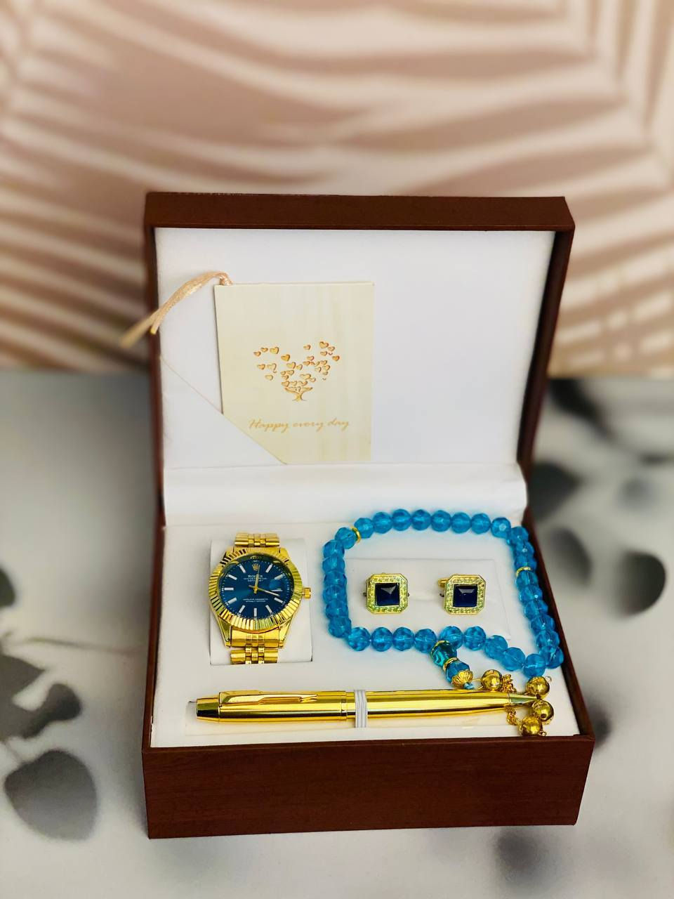 #بكج_هدية_رجاليه
• ساعة ذهبية فخمة + قلم وسبحة وكبكات بتصميم ملكي. 👑

2.⌚ ساعة ذهبية بمينا سوداء تخطف الأنظار.

• 📿 سبحة، قلم، وكبكات بتصميم عصري.

3.لأنّ حُبّك عميق كالبحر.. اخترنا لك طقم الفخامة المتكامل باللون 💙الملكي
• محتويات الطقم:  ساعة راقية + سبحة + قلم + كبكات.💙💙


**إذا كنت صاحب هذا الإعلان وتريد حذفه لأي سبب، رجاءا أرسل رسالة إلى الدعم الفني**