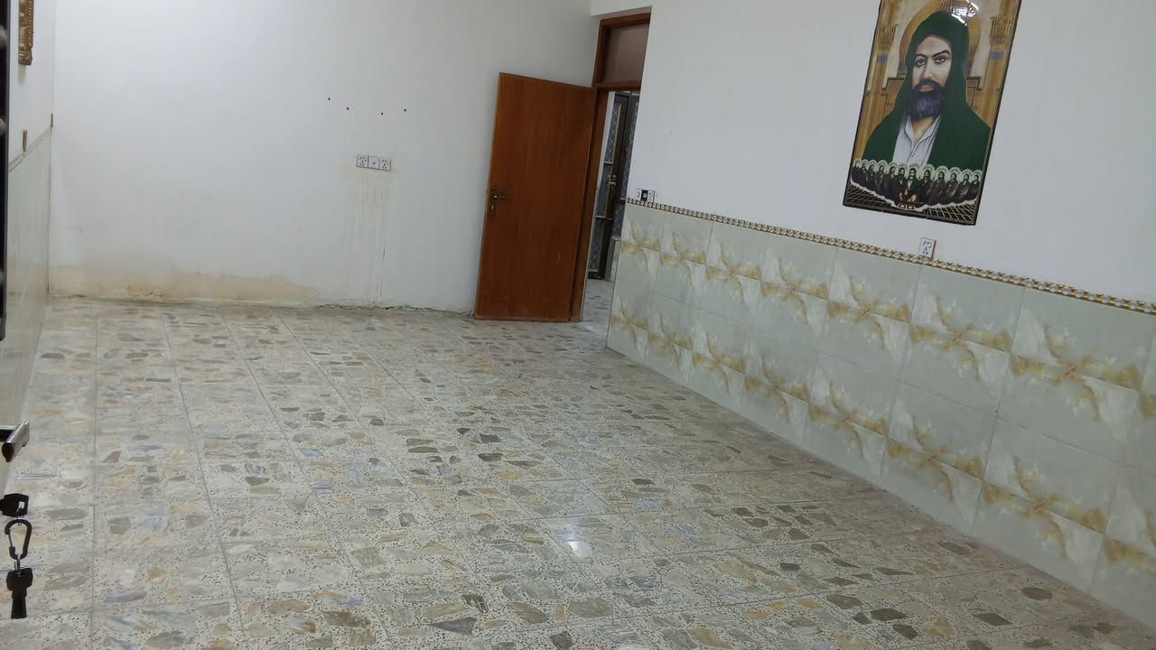 السلام عليكم بيت 200متر للبيع العنوان بغداد جسر ديالى الكرغولية مقابل البنزين خانة البيت يحتوي على استقبال كبير وصالة كبيرة ومطبخ حار وبارد وغرفتين نوم ومنور+حمام طابقين الطابق الثاني عوزة دبل طابوق ويكمل بناء حديث تبليط كهرباء ماء السعر 110وبيه مجال استفسار ***********
