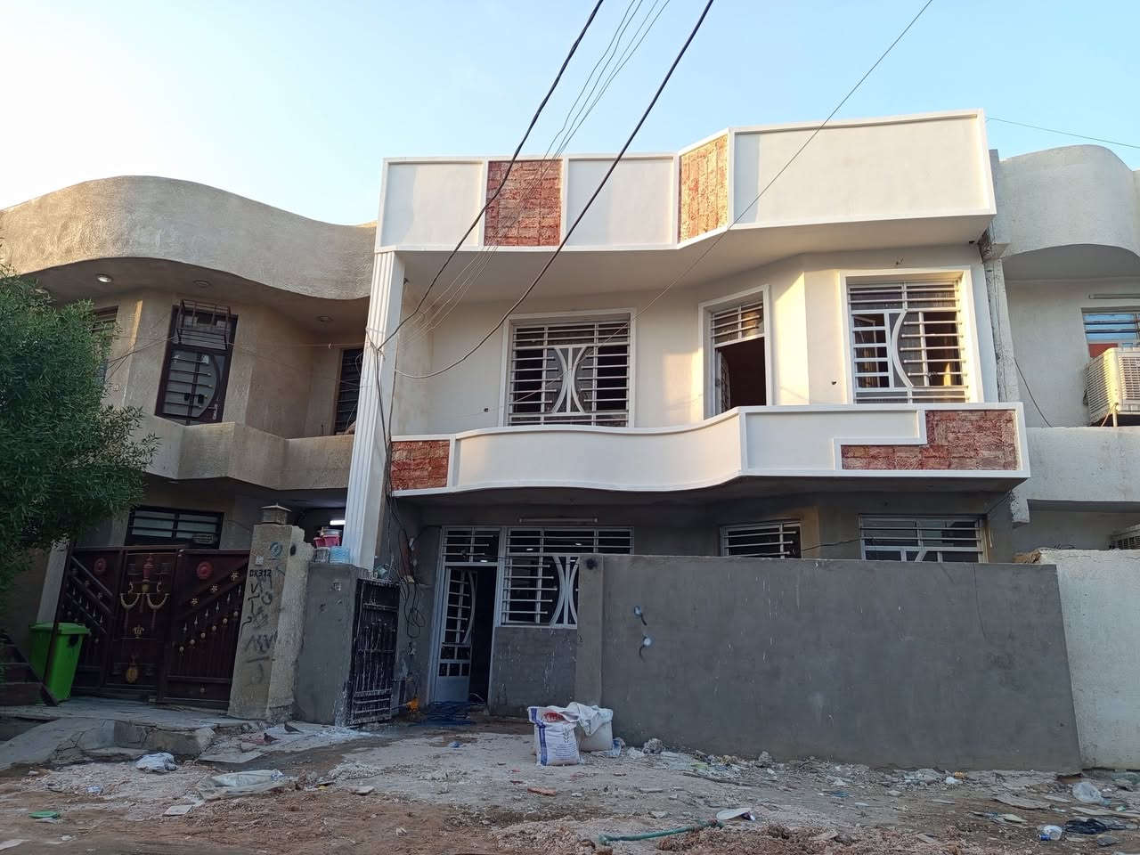 السلام عليك بيت للبيع خلف جامعه الفرابي بناء طابوق حديث 2025 المساحه 120طابقين الطابق الاول يحتوي على 1غرفه نوم كبيره 6/4+هول +,مظيف+مطبخ والطابق الثاني 3غرف نوم +هول+بيتونه البيت جاهز من كلشي للاستفسار ***********
