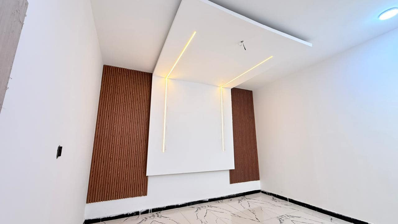 بيت ١٠٠م (٥*٢٠) زراعي سند ٢٥

يحتوي على // غرفه وصاله ومطبخ واستقبال 
وصحيات داخليه وخارجيه ومناور ٢
بناء طابوك اساس وسقف كونكريت  درجى اولى
ديكورات داخليه وخارجيه 
البيت كلش جديد وبناء حديث وجاهز للسكن 
علما ان البيت يقع ع شارع ١٥ 

عنوانه //التقيه الثالثه داخل مجمع الروان 
للاستفسار //خاص 
او الاتصال //***********
