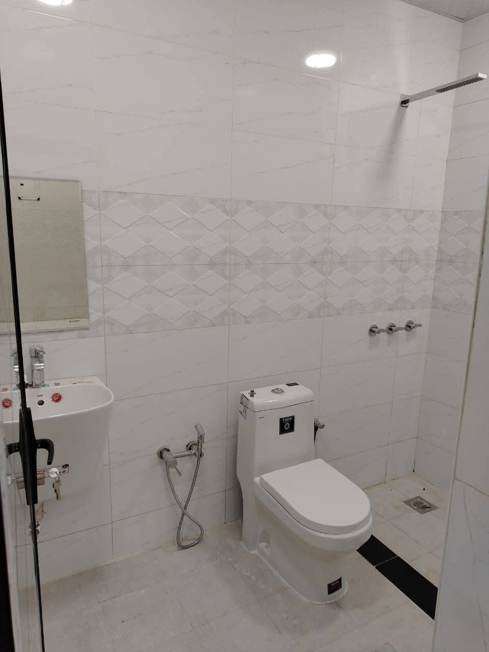 الدار للبيع موقع مميز .مجاور الركن
يتكون من 4نوم
 وصحيات عدد٢
استقبال .مطبخ 
وصالة مع بيتونة كبيرة 
البيت زيرو مامسكون .
العنوان الدورة مدخل البعيثة مجمع السلطان ***********
