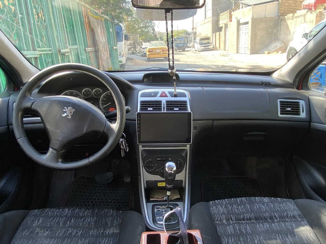 السلام عليكم بيجو فرنسي 307 موديل 2005 السيارة باسمي السنوية 2030  مواصفاته كير اوتو وعادي شاشة وكاميرا مري تحكم كهرباء شاشة اعطال مصبوغة حزام جمالية بيه ضربة بالجنطة خفيفة بدون شواصي محرك كير نظيفات تبريد منظومة جديدة فقط غاز غير هذه اني أتحمل التكاليف باتري جديد راديتر جديد  مي اخضر اصلي أمريكي منظومة بانزين جديدة غرفته كلش نظيفة كهربائيات بلادية بدون اي جطل السيارة نقصه الصدر فقط ترايه وين ميعجبك 
السعر 45 💵 وبيه مجال 
العنوان بغداد حي العامل 
رقم الهاتف ***********
