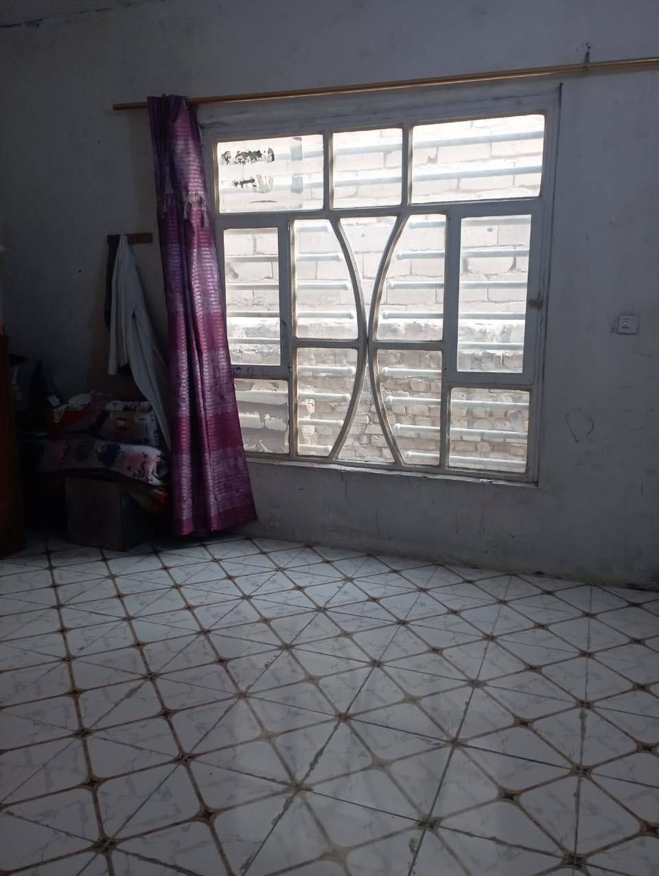 بيت للبيع طابو صرف مساحة 150 
مكان الحمزه الغربي حي العسكري شارع الحسينه خلف أبو انور المختار بيه ستقبال ومطبخ وصاله وغرفه وحمام داخلي الاستفسار ***********
