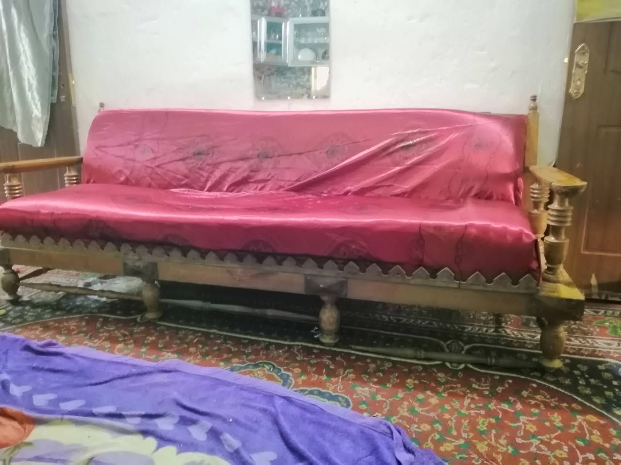 السلام عليكم نص تخم قنفات خشب قوي نضيف السعر ٢٠٠ قنفه و٣ كراسي ***********
